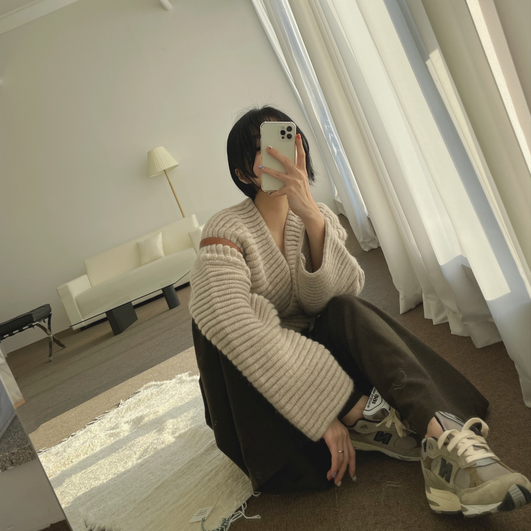 미우 미우 원더 마테라쎄 나파 레더 미니 호보백 세이지 그린, 샤넬 22 백팩 카프스킨 & 실버 메탈 블랙 착용 스타일 - 6