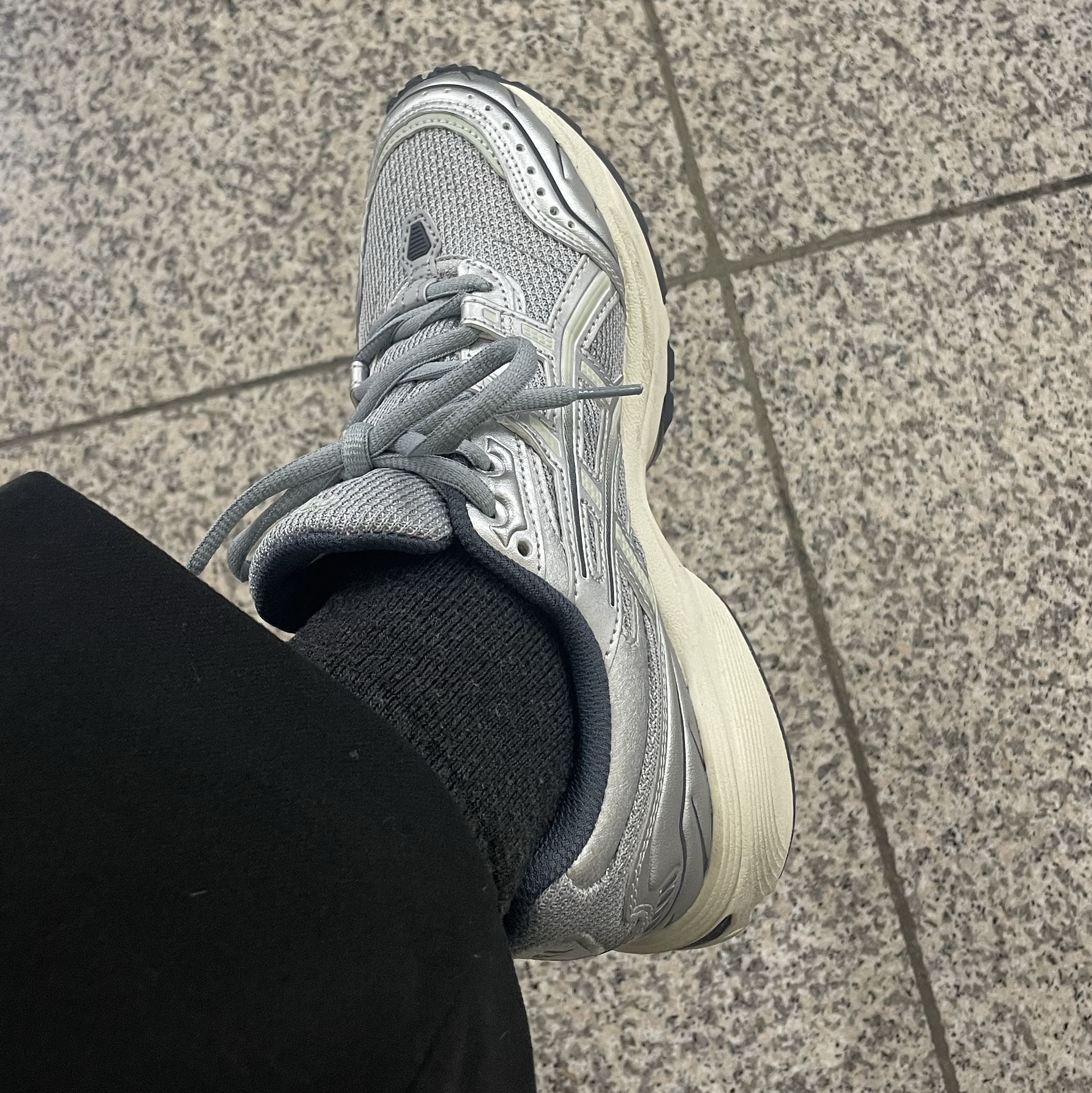 Asics Gel-1090 Piedmont Grey 착용 스타일