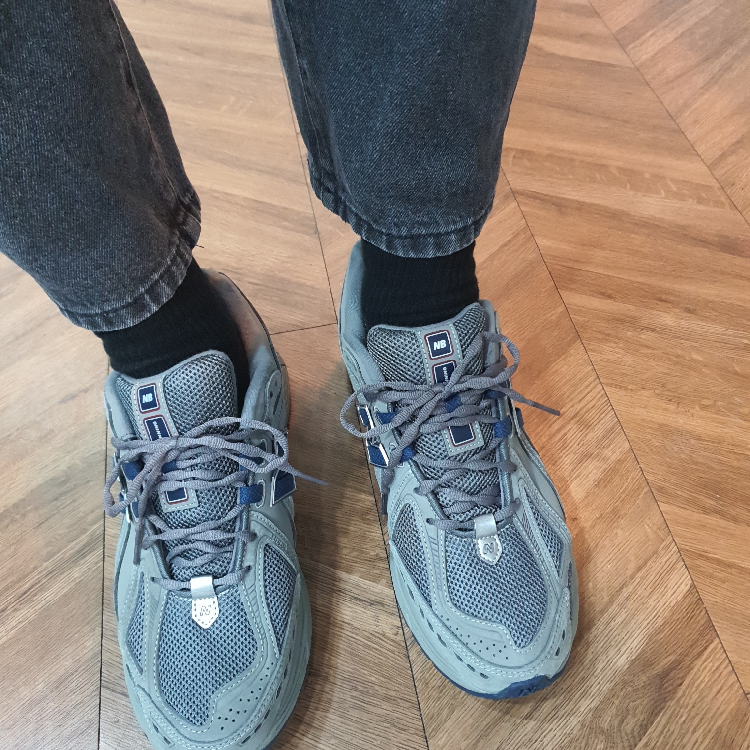 New Balance 1906R Charcoal Grey 착용 스타일 - 2
