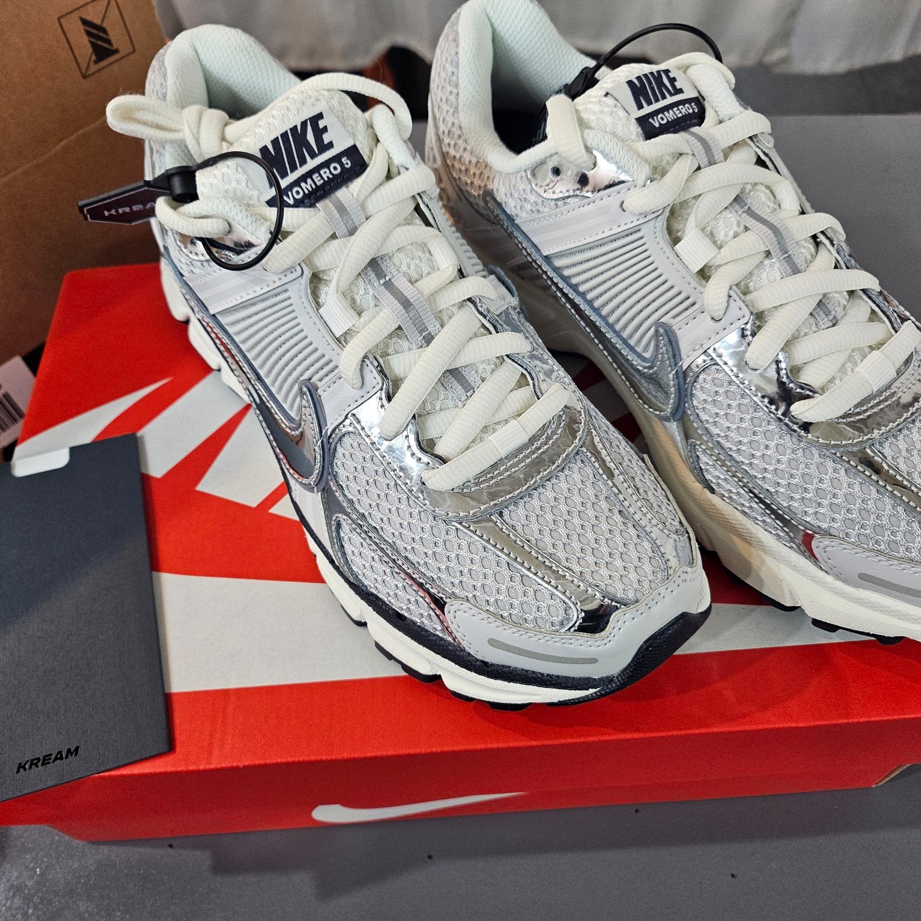 (W) Nike Zoom Vomero 5 Photon Dust and Metallic Silver 착용 스타일 - 2