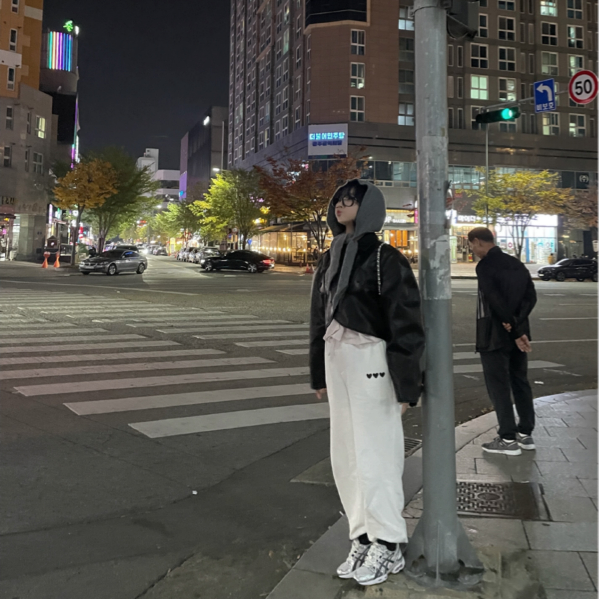 미우 미우 원더 마테라쎄 나파 레더 미니 호보백 세이지 그린, 샤넬 22 백팩 카프스킨 & 실버 메탈 블랙 착용 스타일 - 9