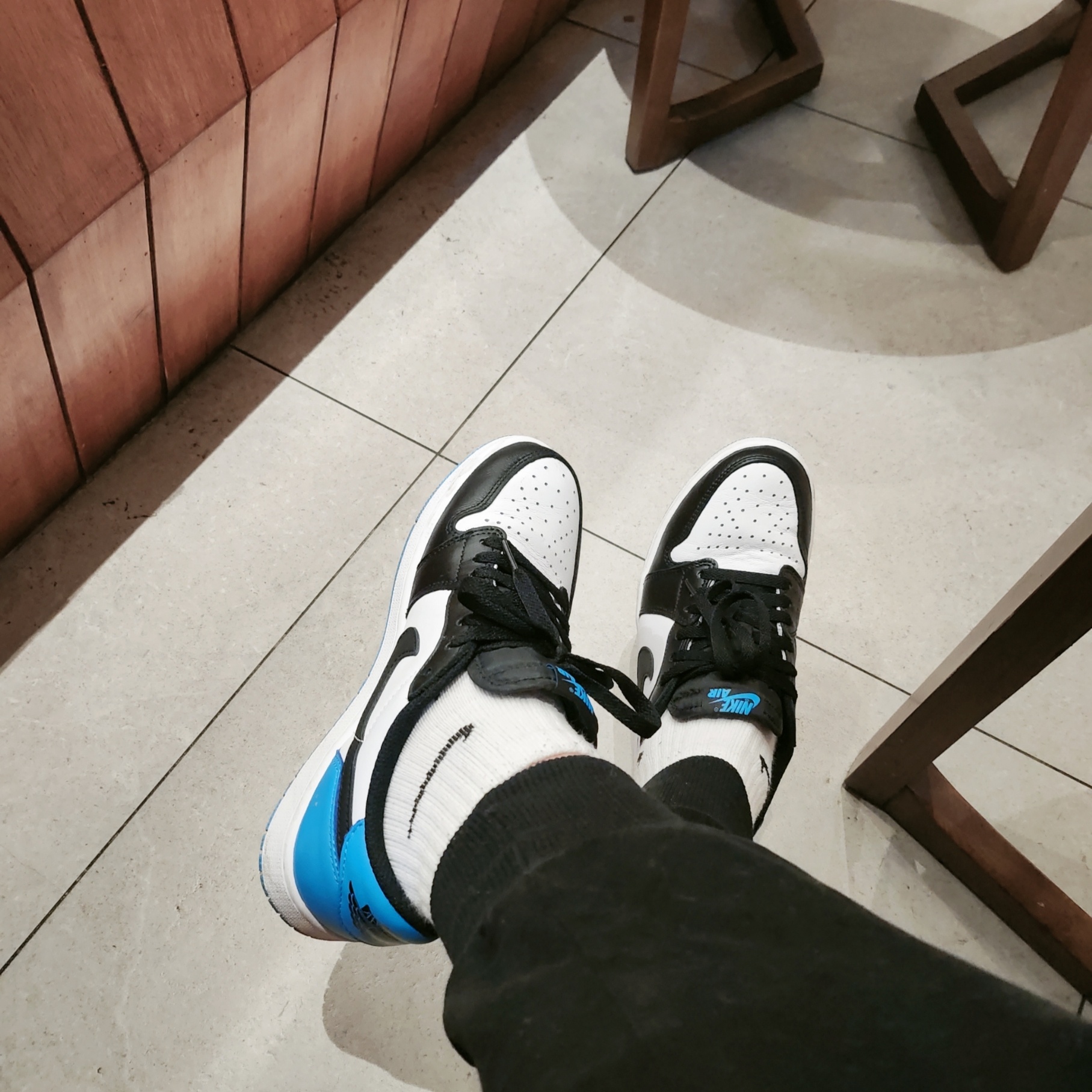 Jordan 1 Retro Low OG Black and Dark Powder Blue 착용 스타일