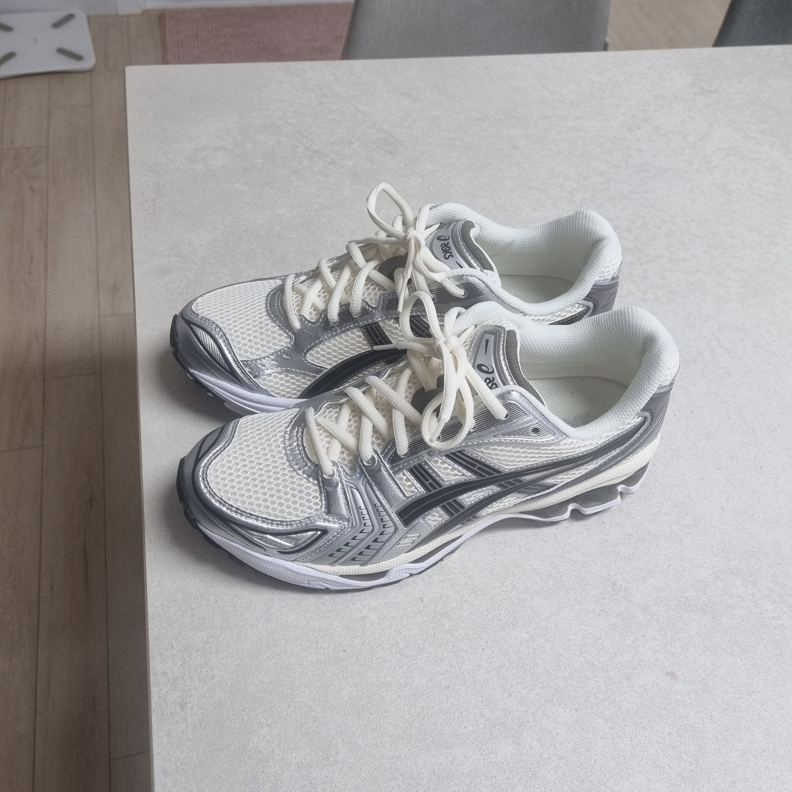 Asics Gel-Kayano 14 Cream Black 착용 스타일