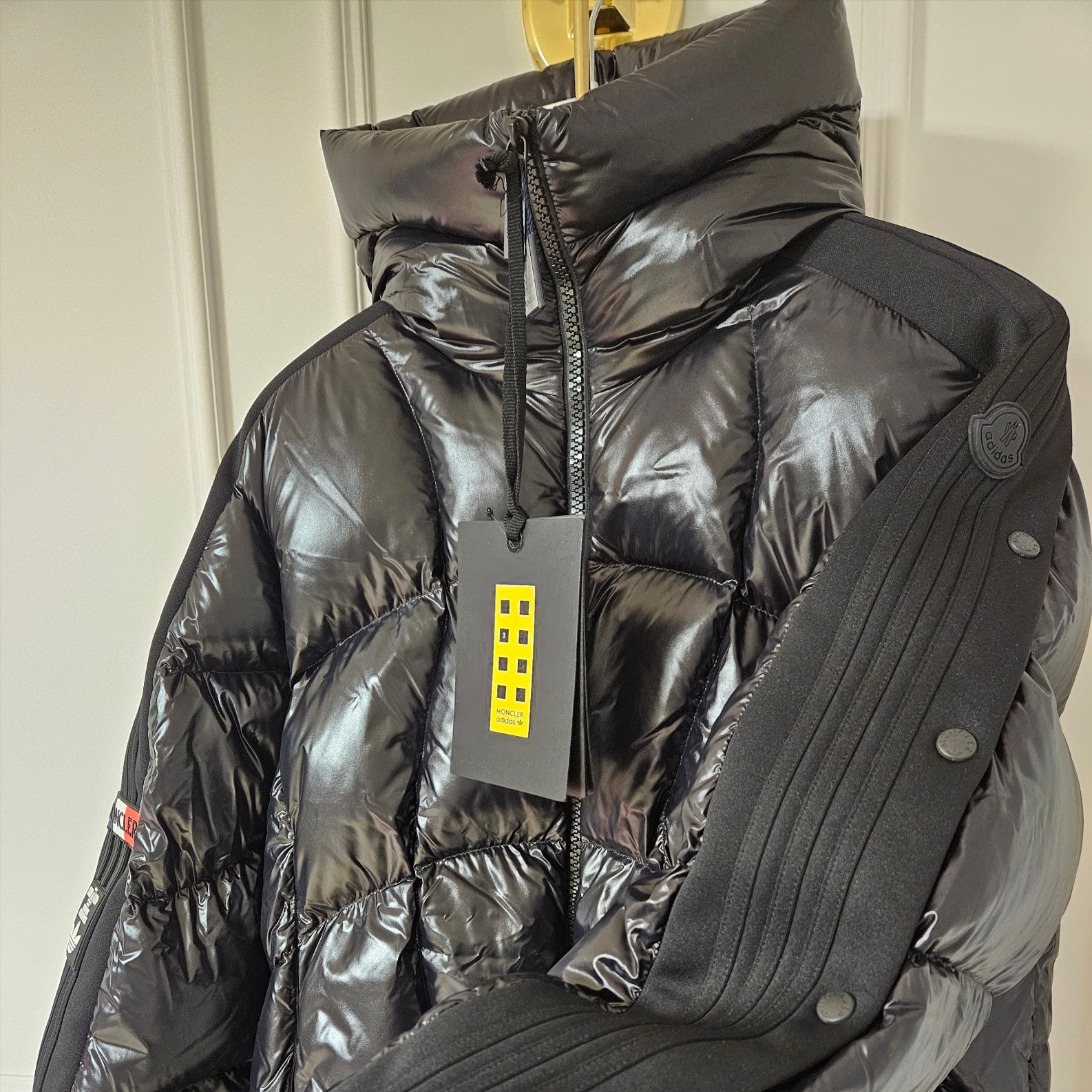 Moncler x Adidas Beiser Short Down Jacket Black - 23FW 착용 스타일 - 1