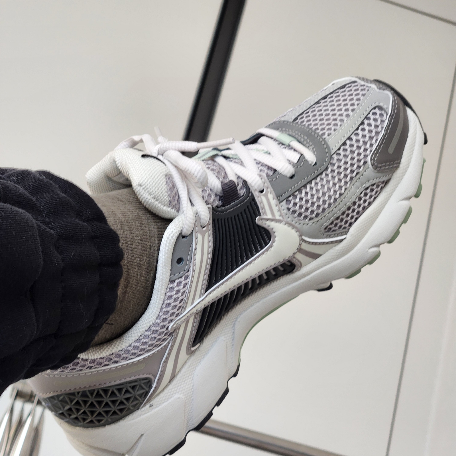 (W) Nike Zoom Vomero 5 Cobblestone and Flat Pewter 착용 스타일 - 1