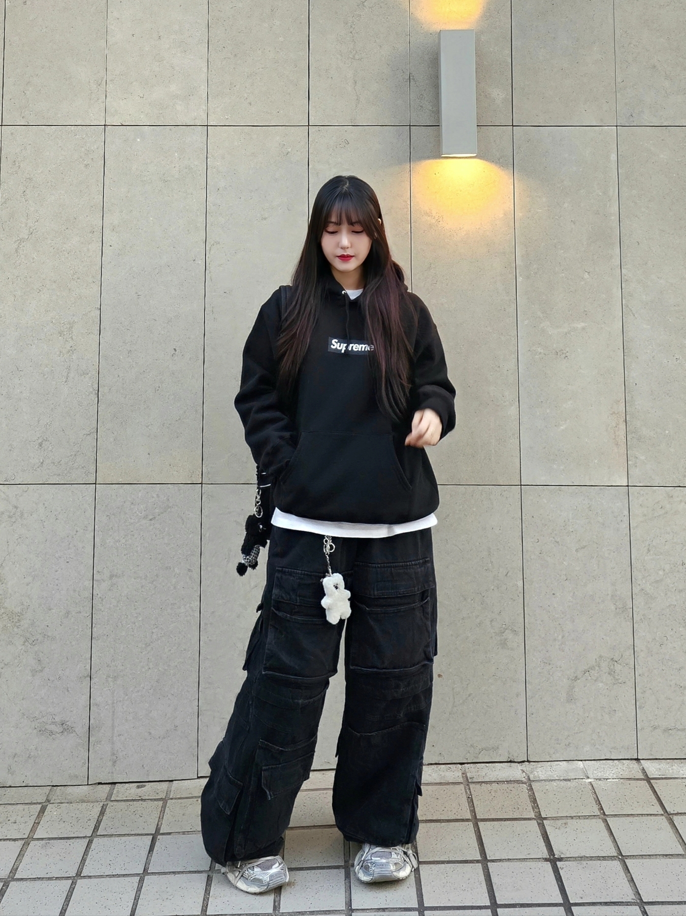 Supreme Seoul Box Logo Hooded Sweatshirt Black - 23FW, Monamhee x 10 Corso Como Bianco Keyring Black 착용 스타일 - 4