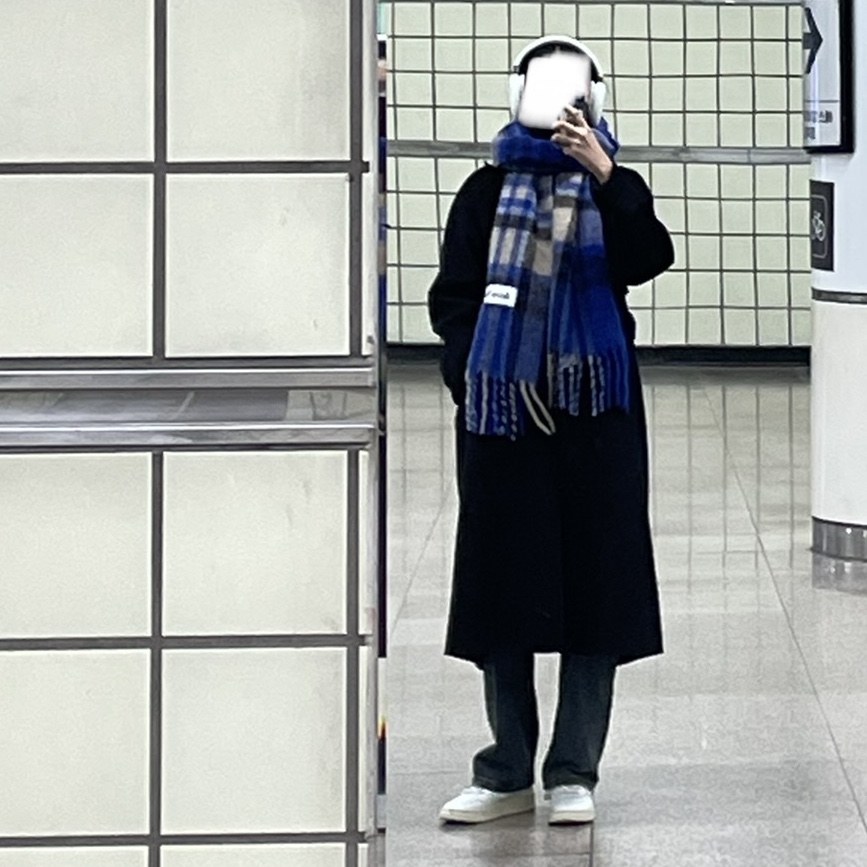 Acne Studios Mohair Tartan Muffler Electric Blue Beige, Zara x Ader Error Oversized Blazer Black 착용 스타일 - 2