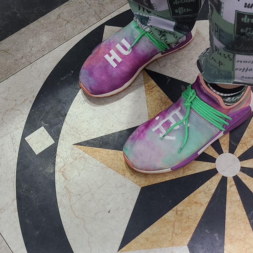 Adidas x Pharrell Williams Hu NMD Holi Festival Chalk Coral 착용 스타일 - 4