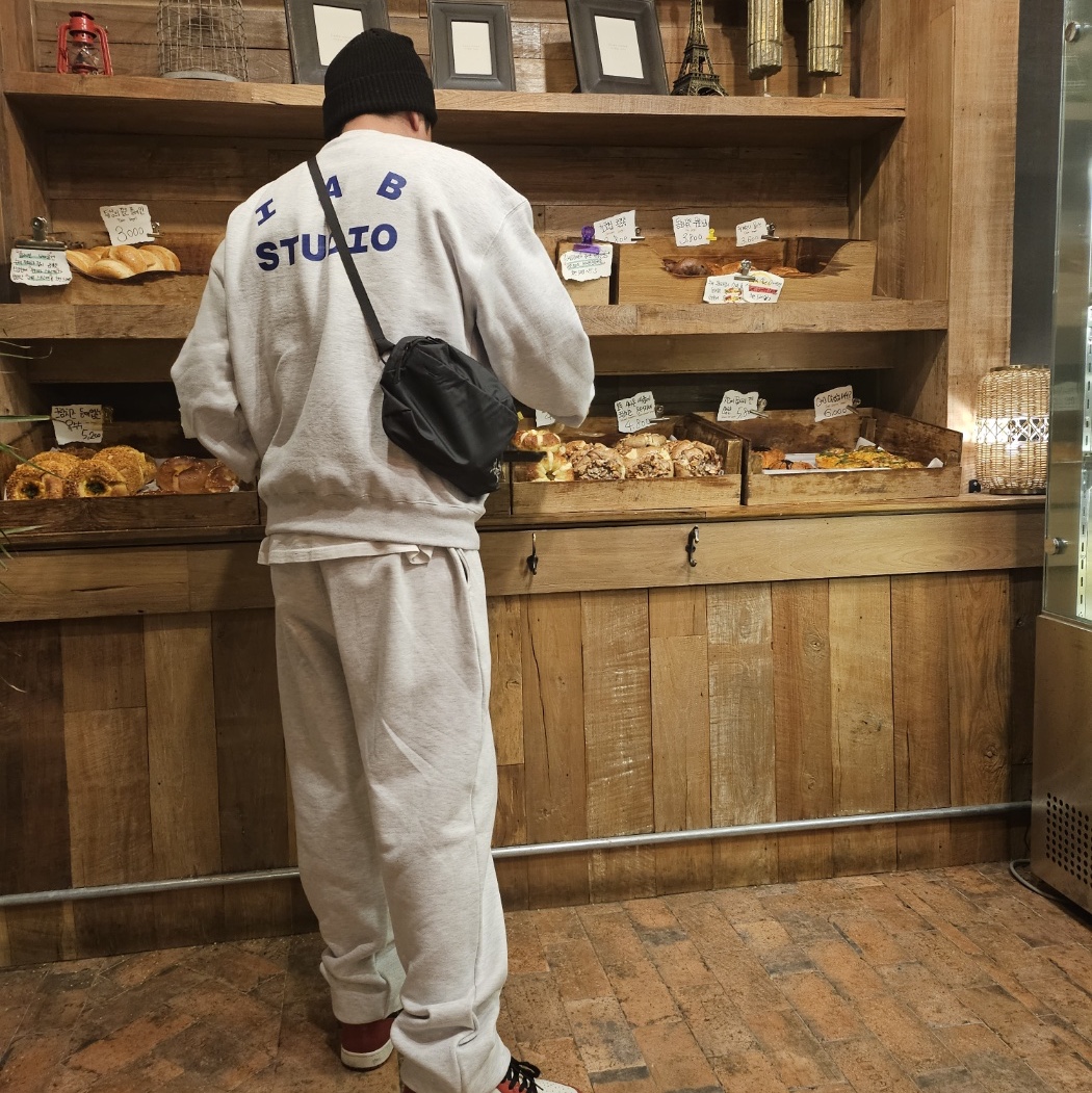 IAB Studio Sweatshirt Light Gray - 23FW, IAB Studio Sweatpants Light Gray 착용 스타일 - 3
