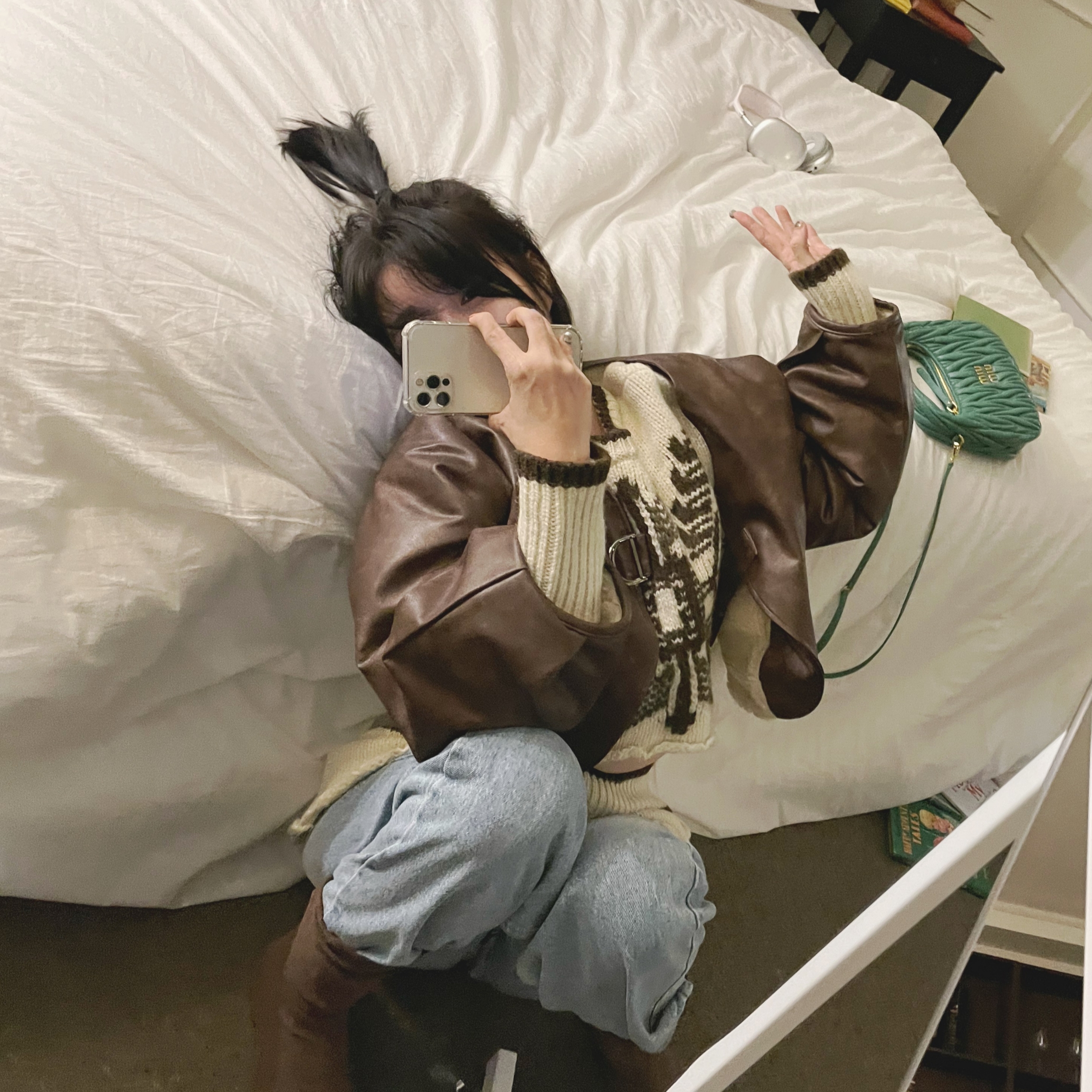 미우 미우 원더 마테라쎄 나파 레더 미니 호보백 세이지 그린, 샤넬 22 백팩 카프스킨 & 실버 메탈 블랙 착용 스타일 - 1