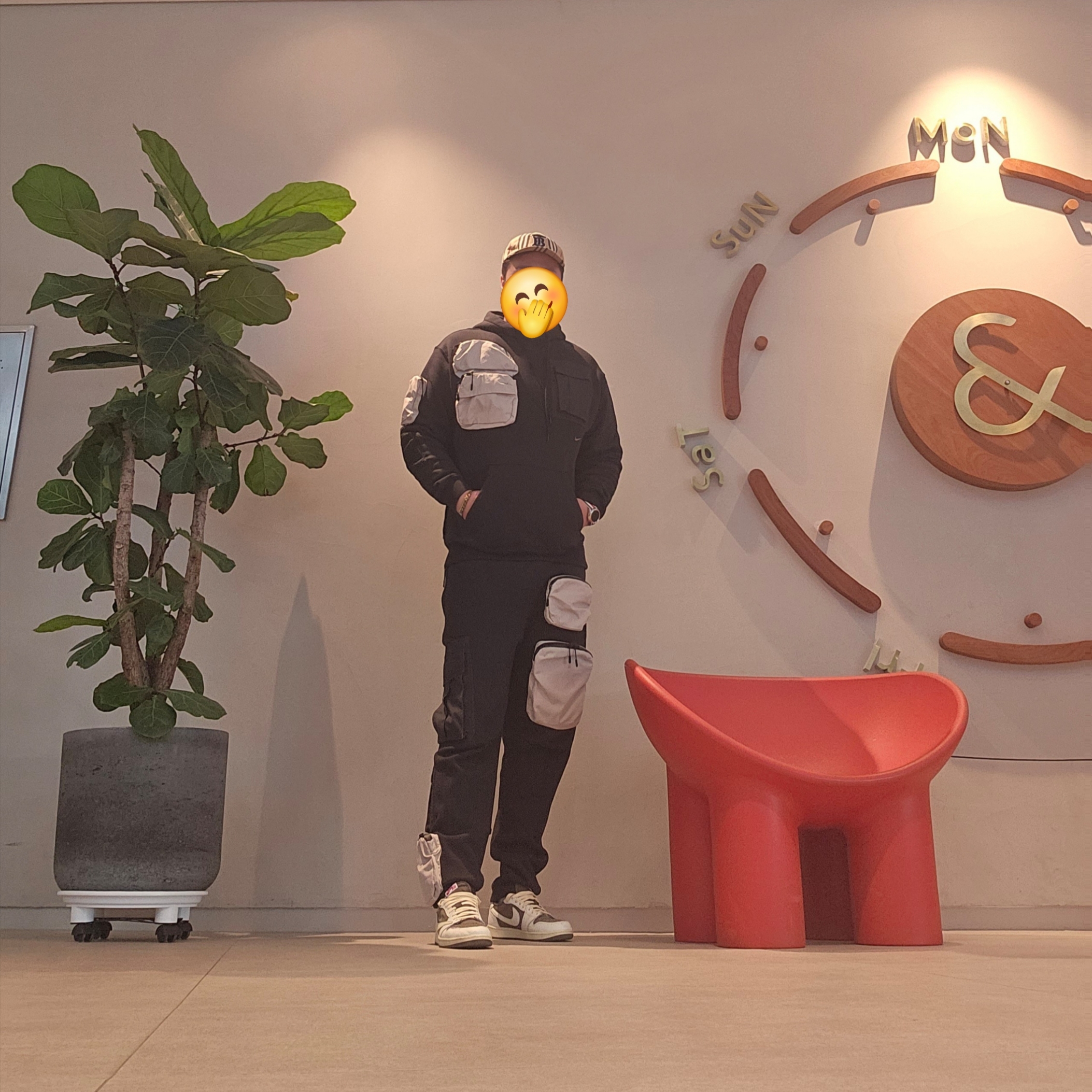 Burberry Monogram Motif Icon Stripe Cotton Baseball Cap Archive Beige, Nike x Travis Scott NRG AG Utility Hoodie Black 착용 스타일 - 1