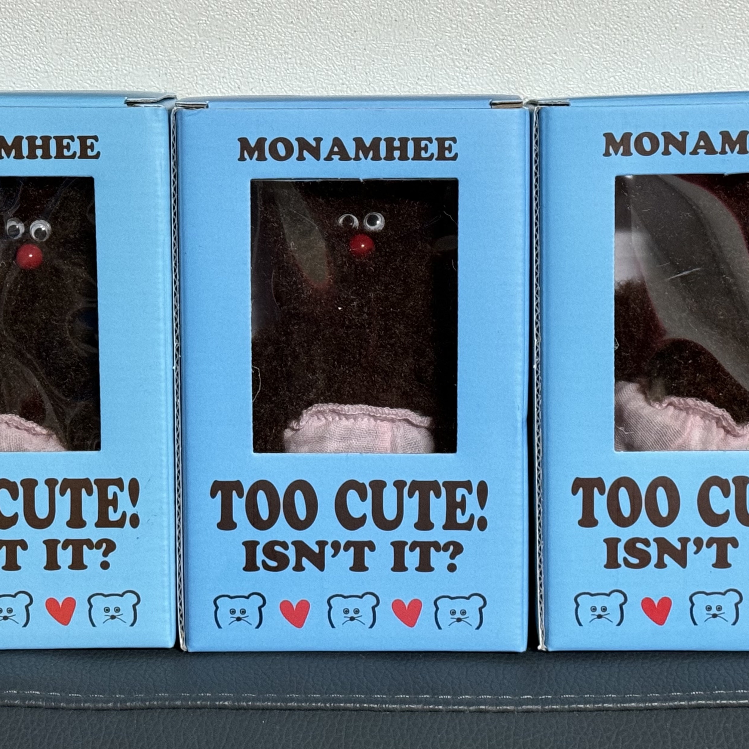 Monamhee Bred Keyring with Pink Pants Brown 착용 스타일