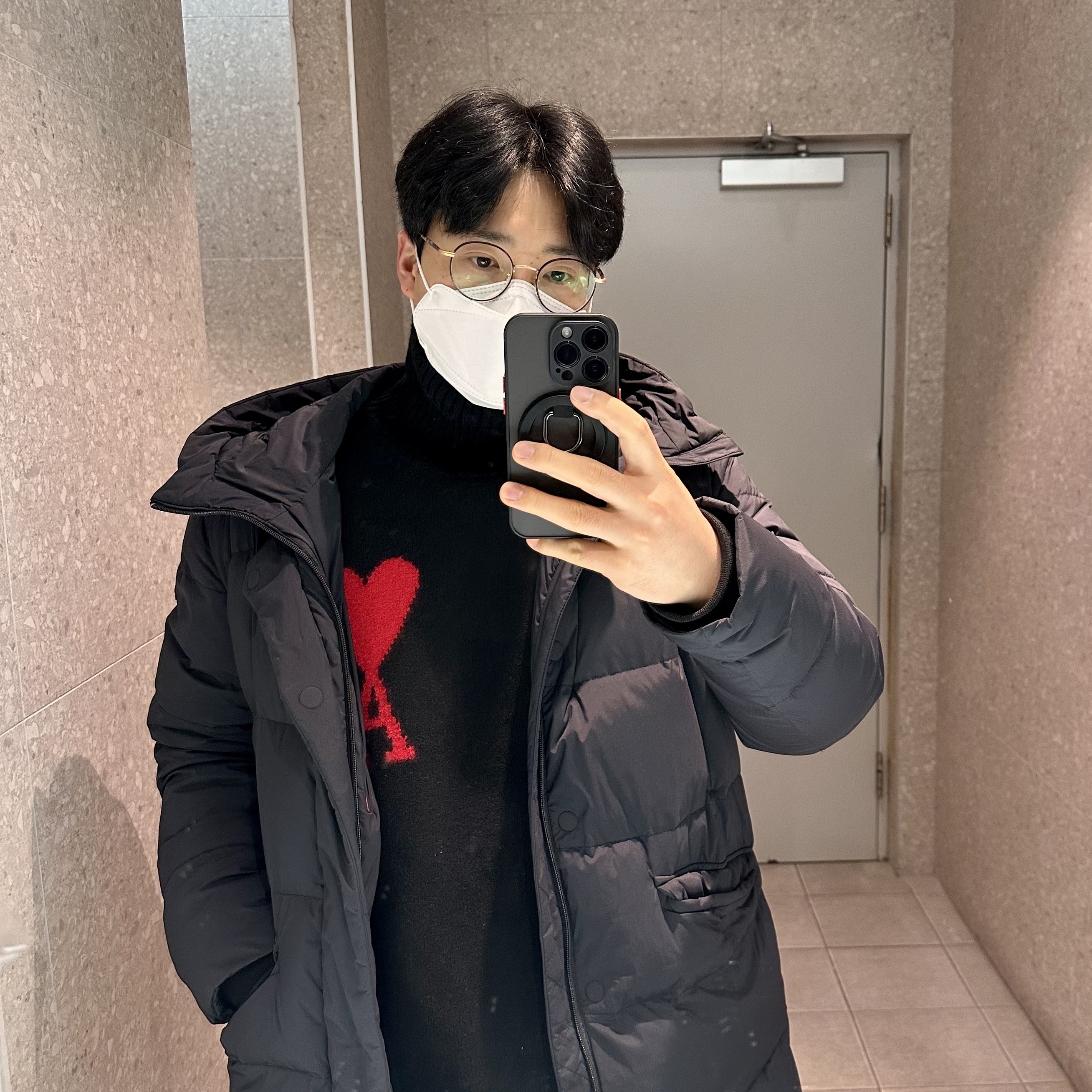 AMI de Coeur Funnel Neck Sweater Black Red 착용 스타일 - 1