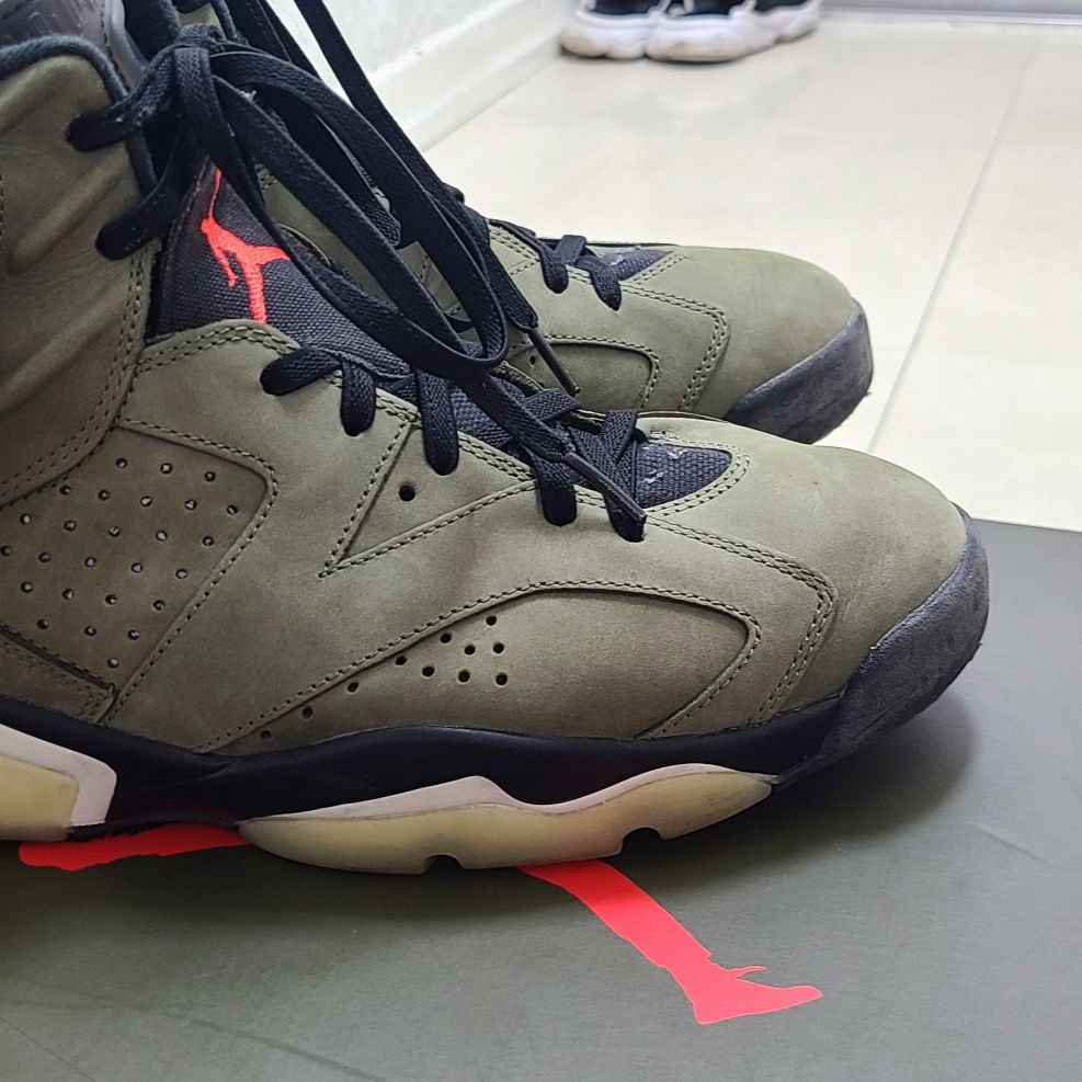 Jordan 6 x Travis Scott Retro Olive, Adidas Yeezy Boost 350 V2 Beluga - Reflective 착용 스타일 - 1