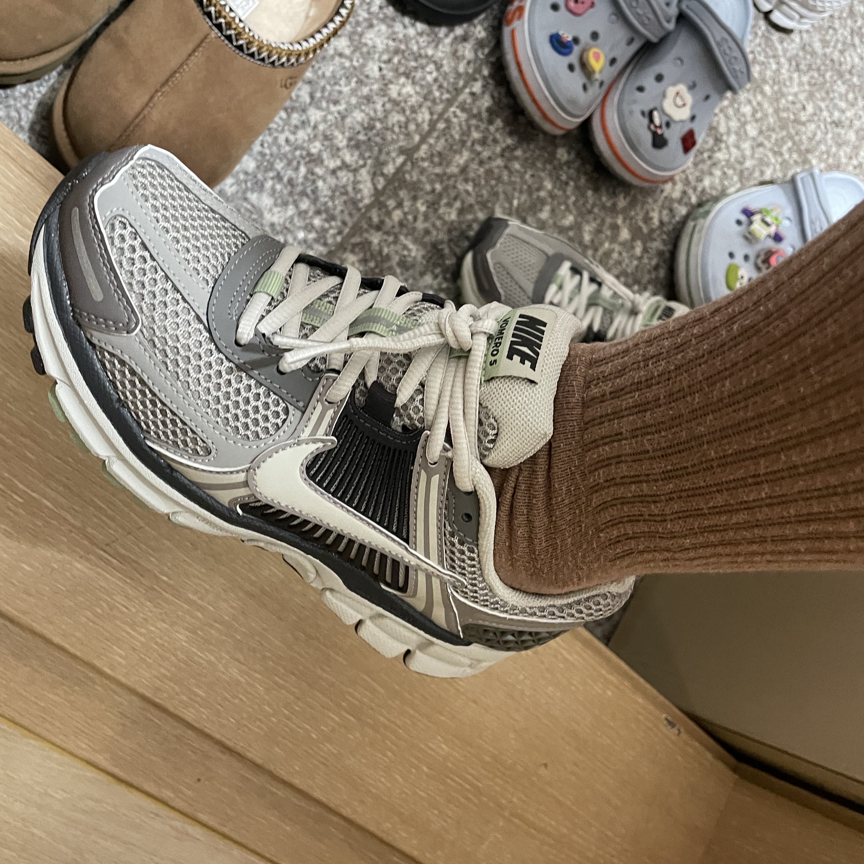 (W) Nike Zoom Vomero 5 Cobblestone and Flat Pewter 착용 스타일 - 1
