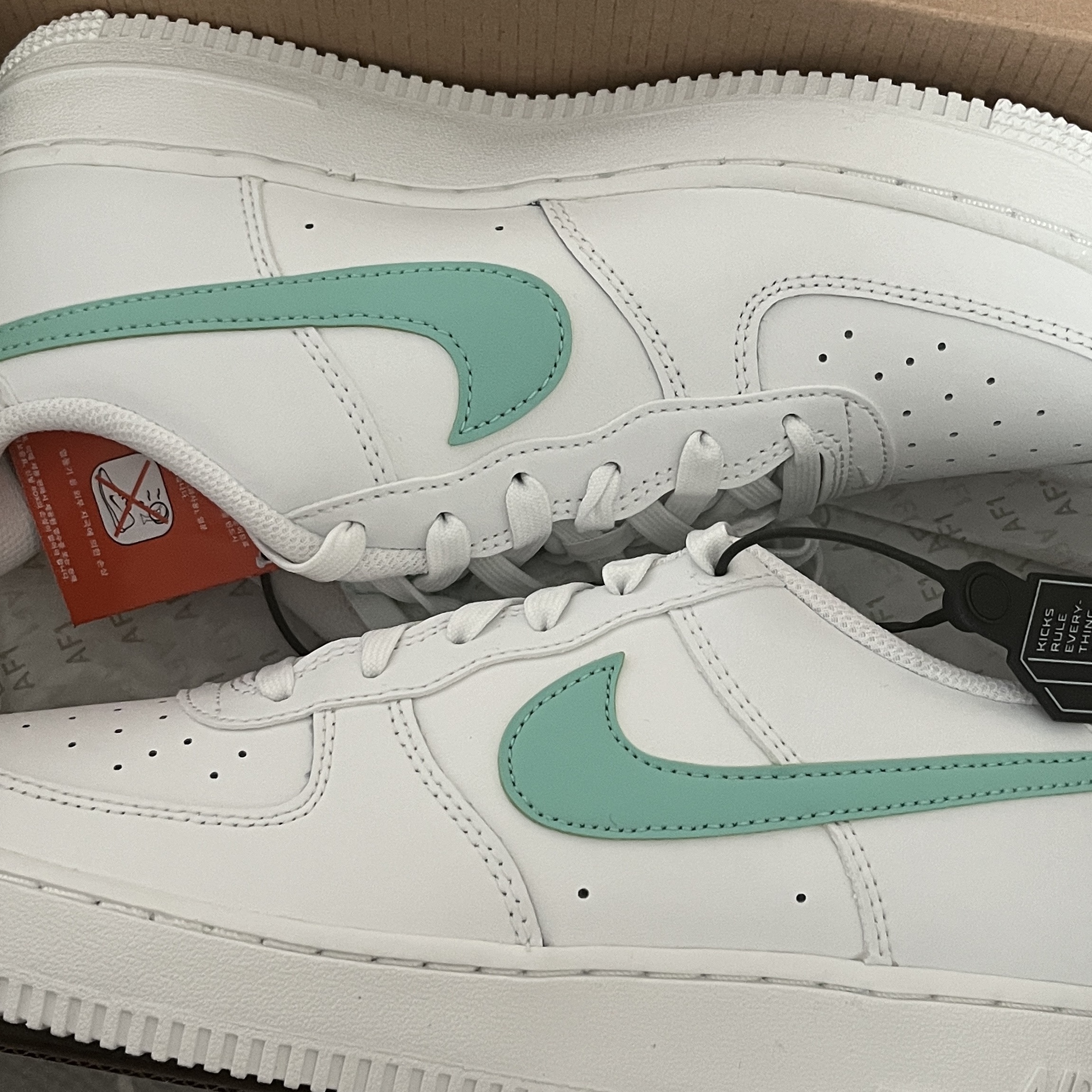 (GS) Nike Air Force 1 Summit White Emerald Rise 착용 스타일
