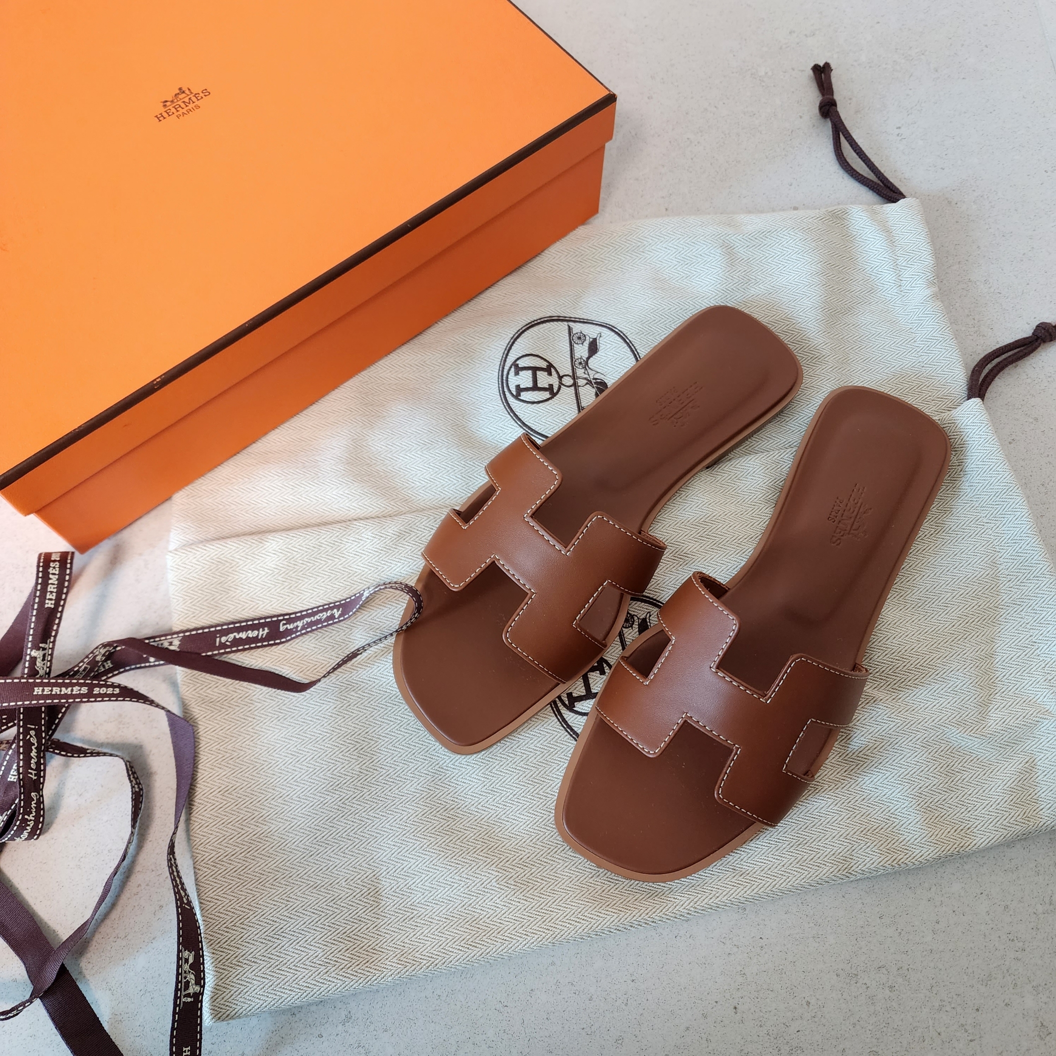 (W) Hermes Oran Sandal Calfskin & Gold Piqures Ecrues 착용 스타일 - 2