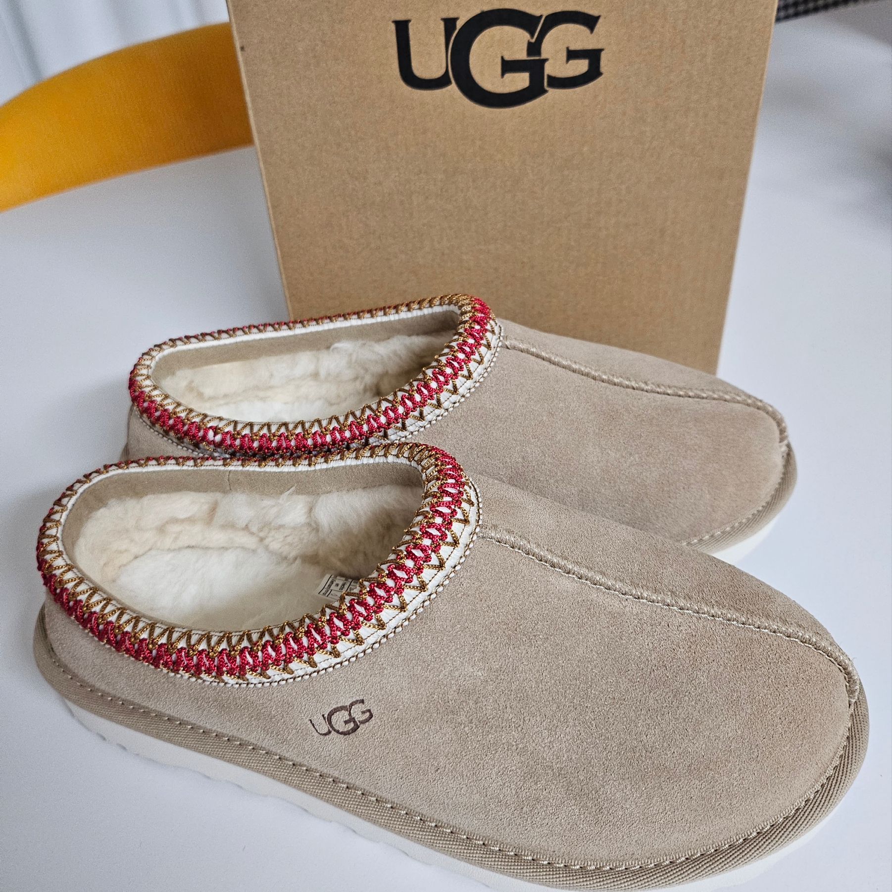(W) UGG Tasman Slipper Sand Dark Cherry 착용 스타일