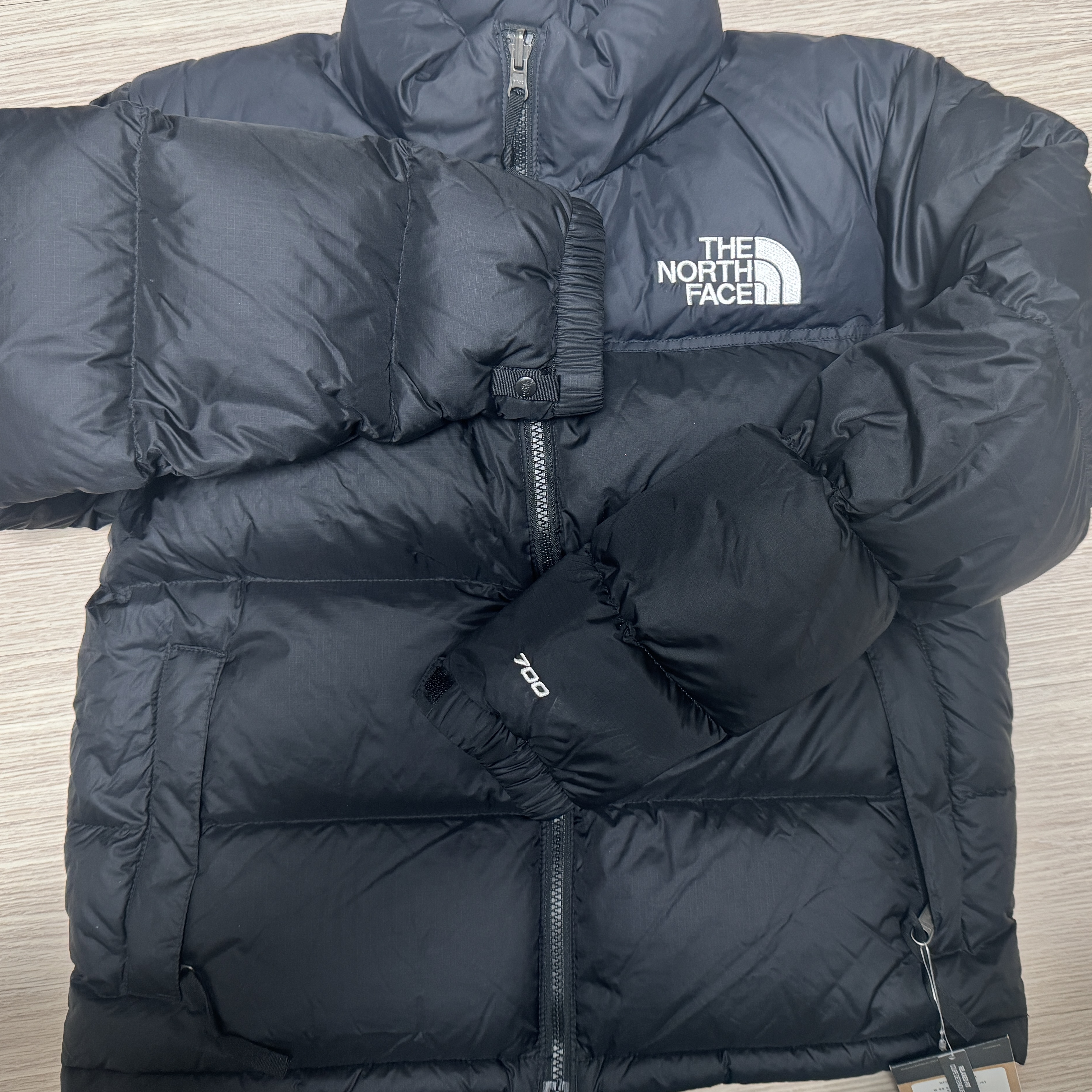 (W) The North Face 1996 Retro Nuptse Jacket Recycled TNF Black 착용 스타일 - 1