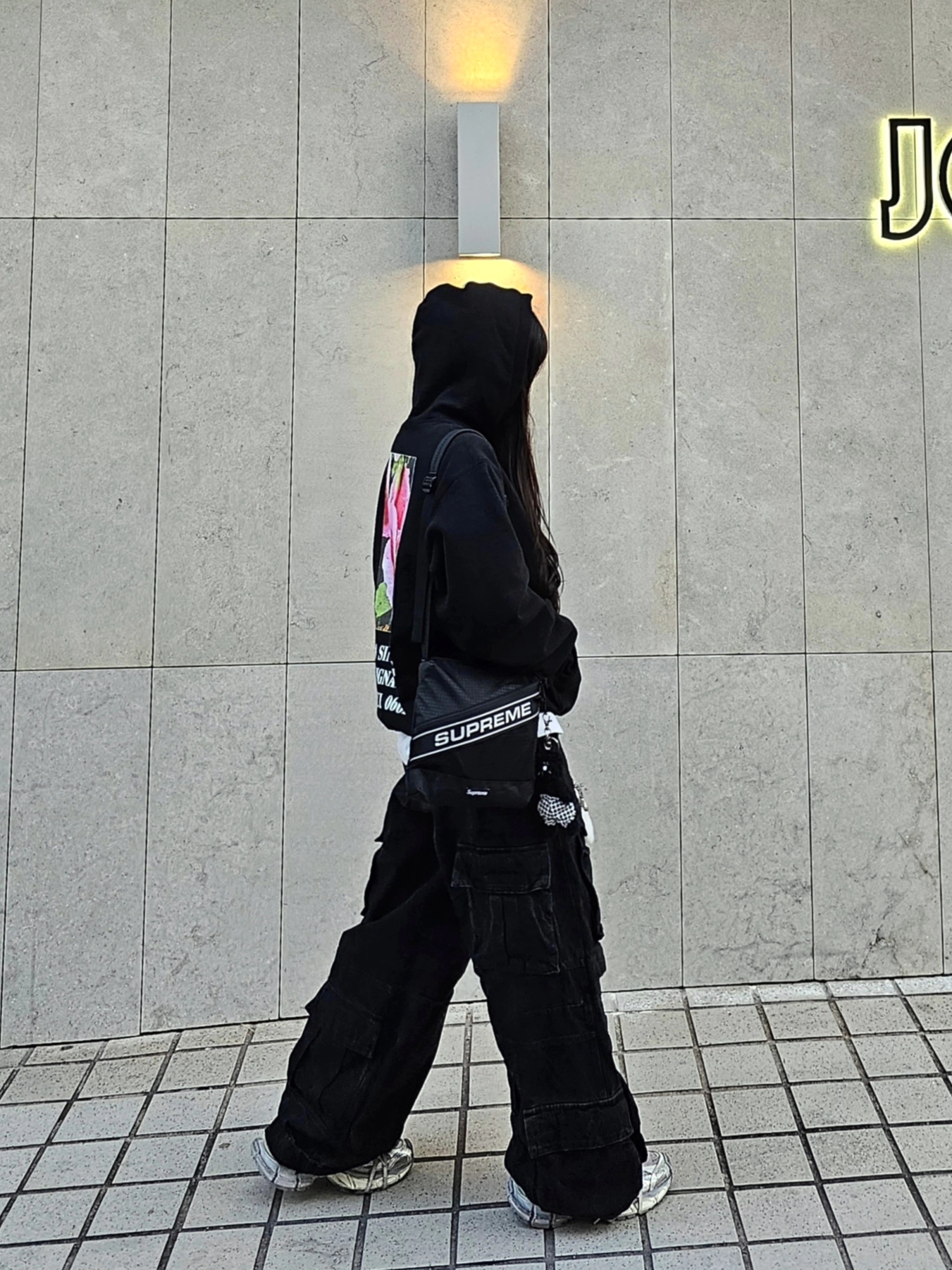 Supreme Seoul Box Logo Hooded Sweatshirt Black - 23FW, Monamhee x 10 Corso Como Bianco Keyring Black 착용 스타일 - 2