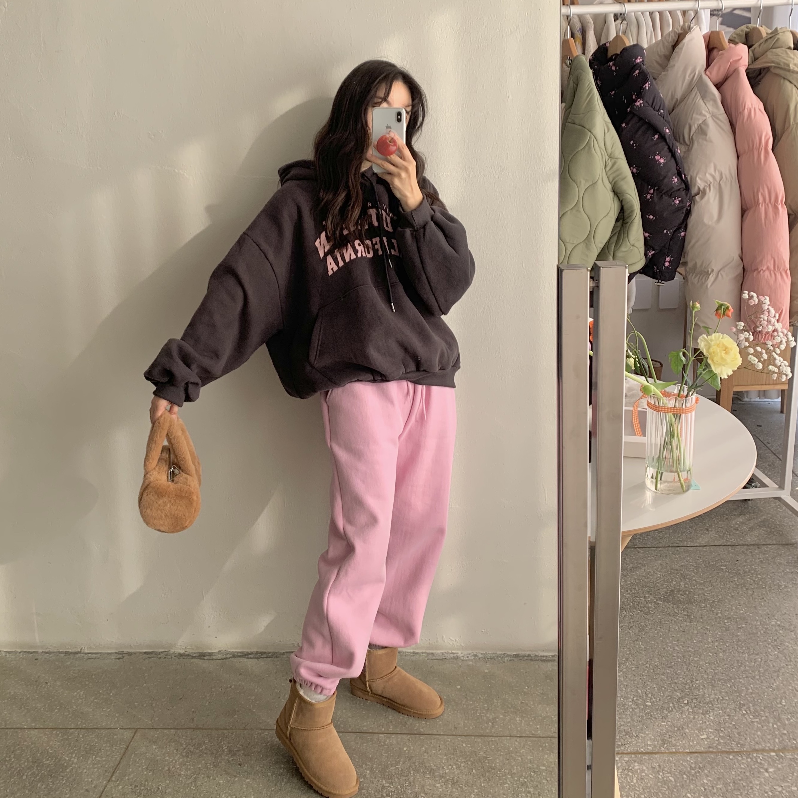 (W) UGG Classic Mini II Boots Chestnut 착용 스타일 - 1