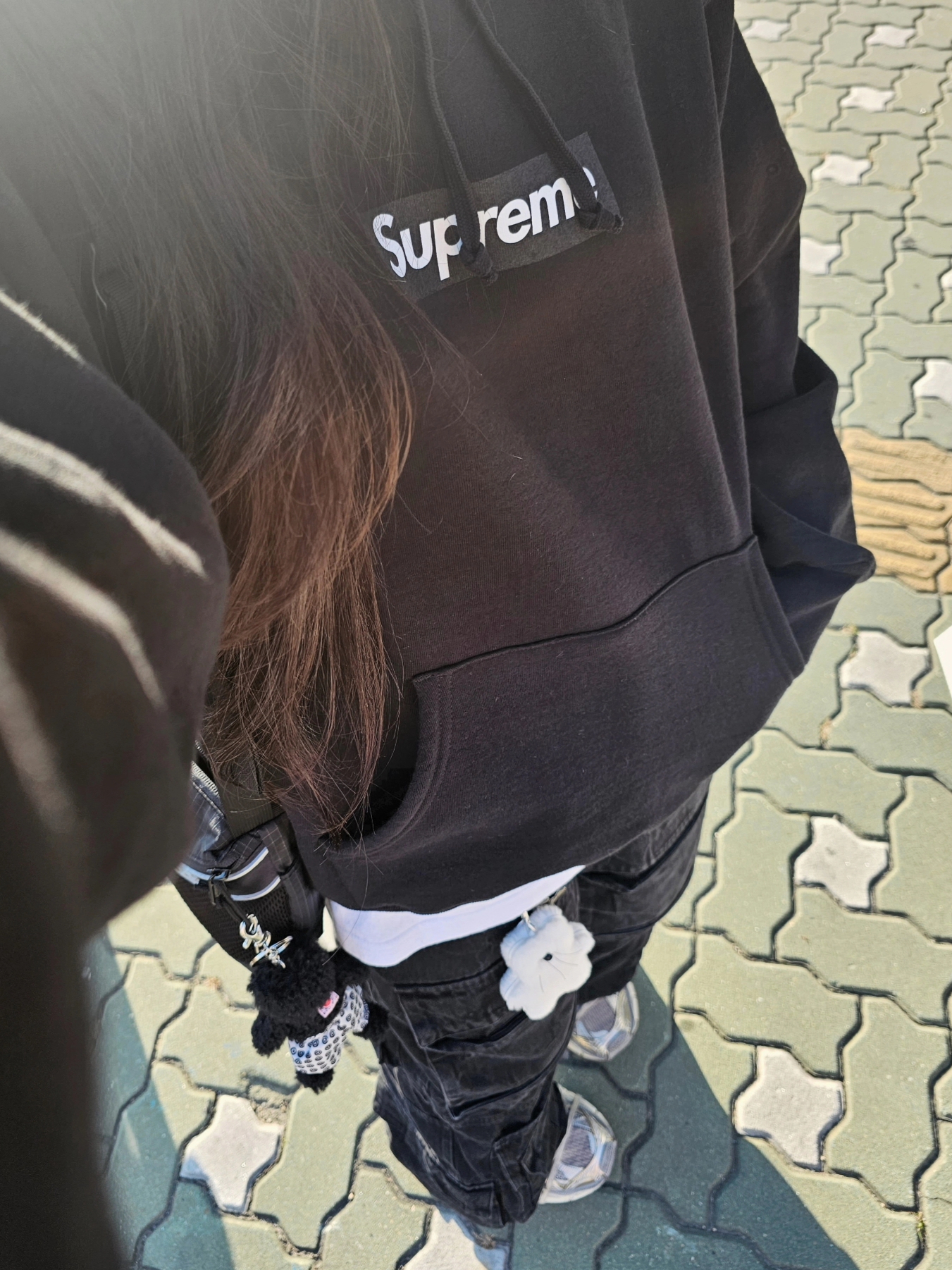 Supreme Seoul Box Logo Hooded Sweatshirt Black - 23FW, Monamhee x 10 Corso Como Bianco Keyring Black 착용 스타일 - 5