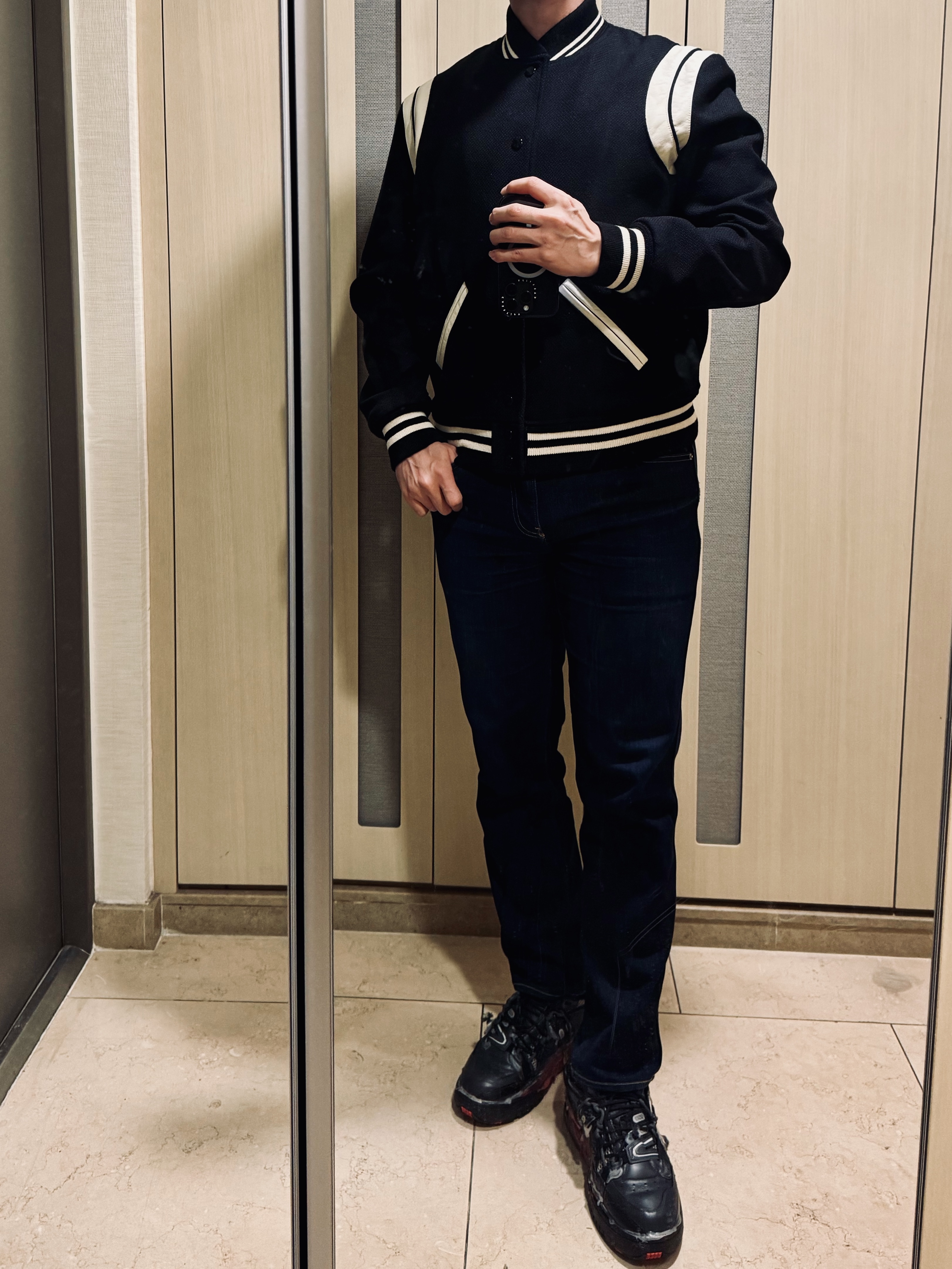 생로랑 울 테디 자켓 블랙 화이트 착용 스타일 - 2