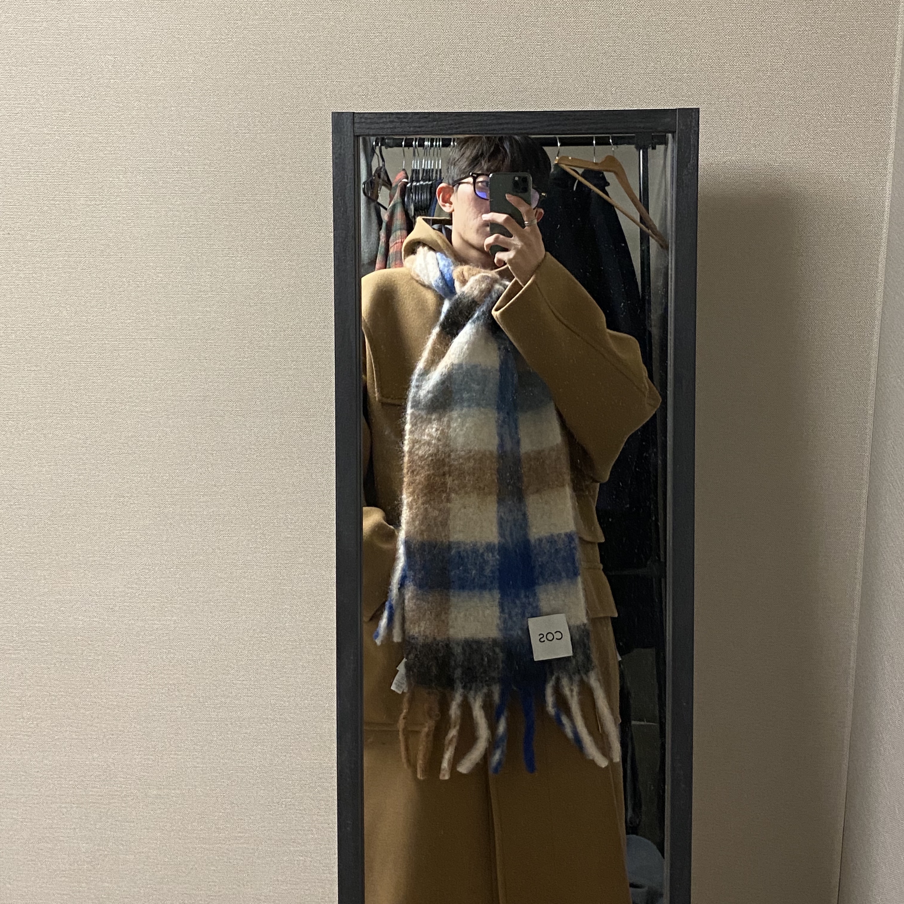 COS Oversized Mohair Blend Muffler Blue Brown Checked 착용 스타일 - 1