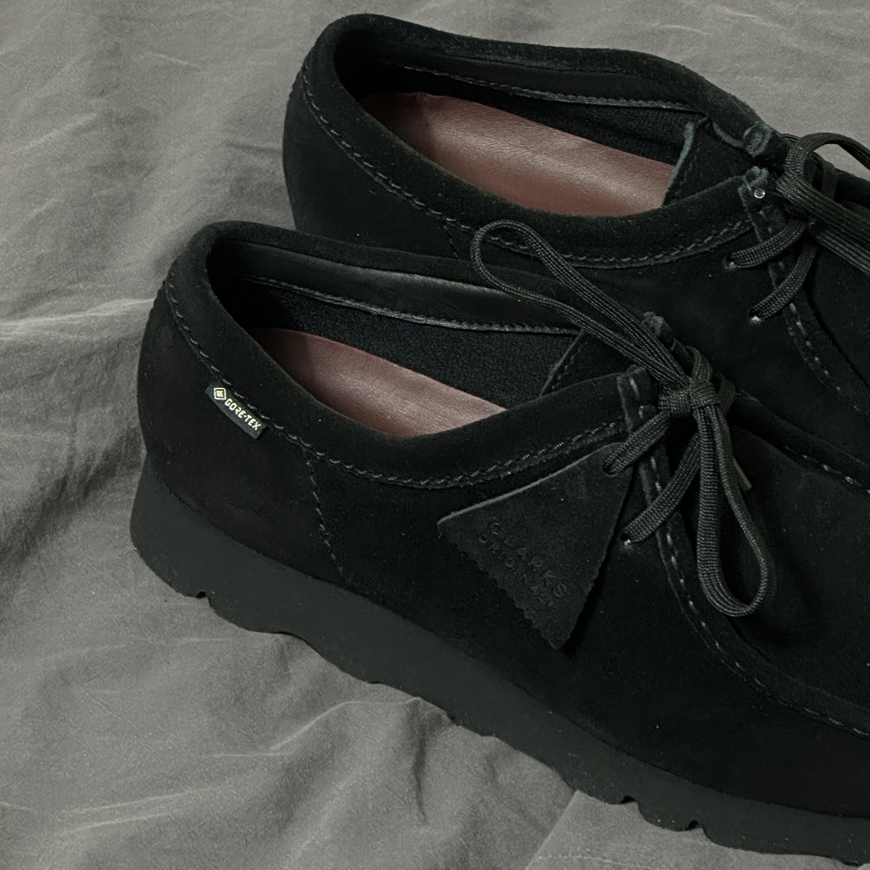 Clarks Wallabee Gore-Tex Black Suede 착용 스타일