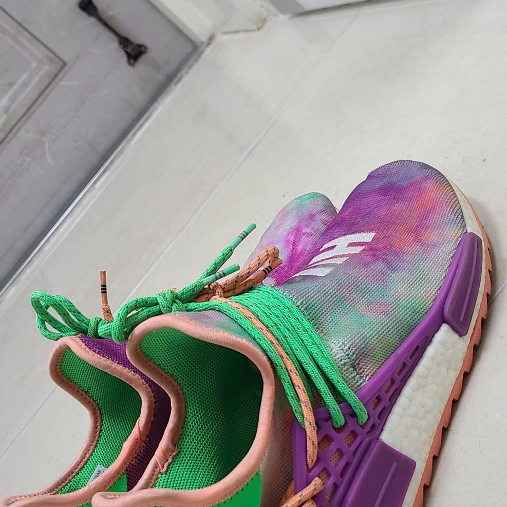 Adidas x Pharrell Williams Hu NMD Holi Festival Chalk Coral 착용 스타일 - 1