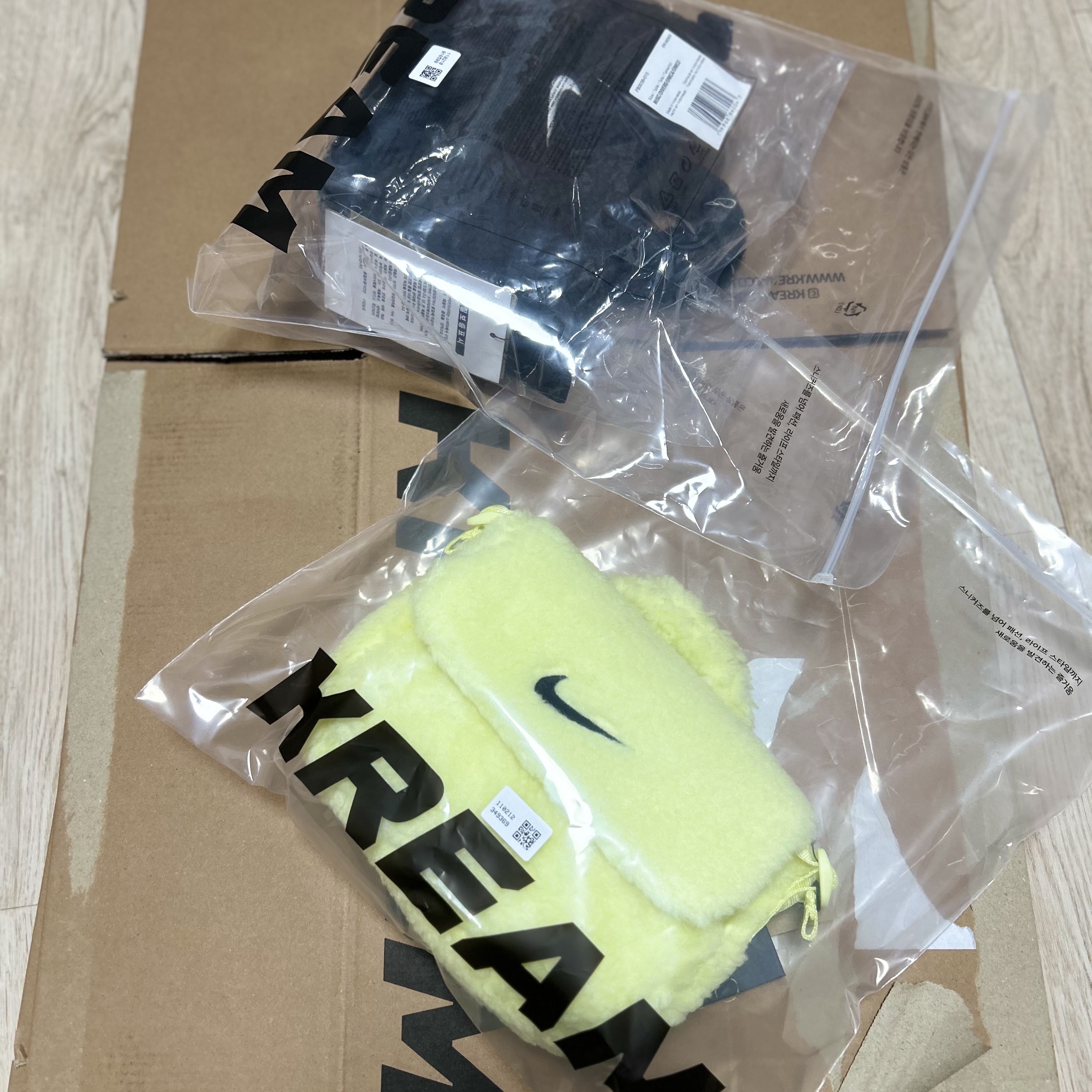 (Kids) Nike NSW Faux Fur Crossbody Bag Neon, (Kids) Nike NSW Faux Fur Crossbody Bag Black 착용 스타일