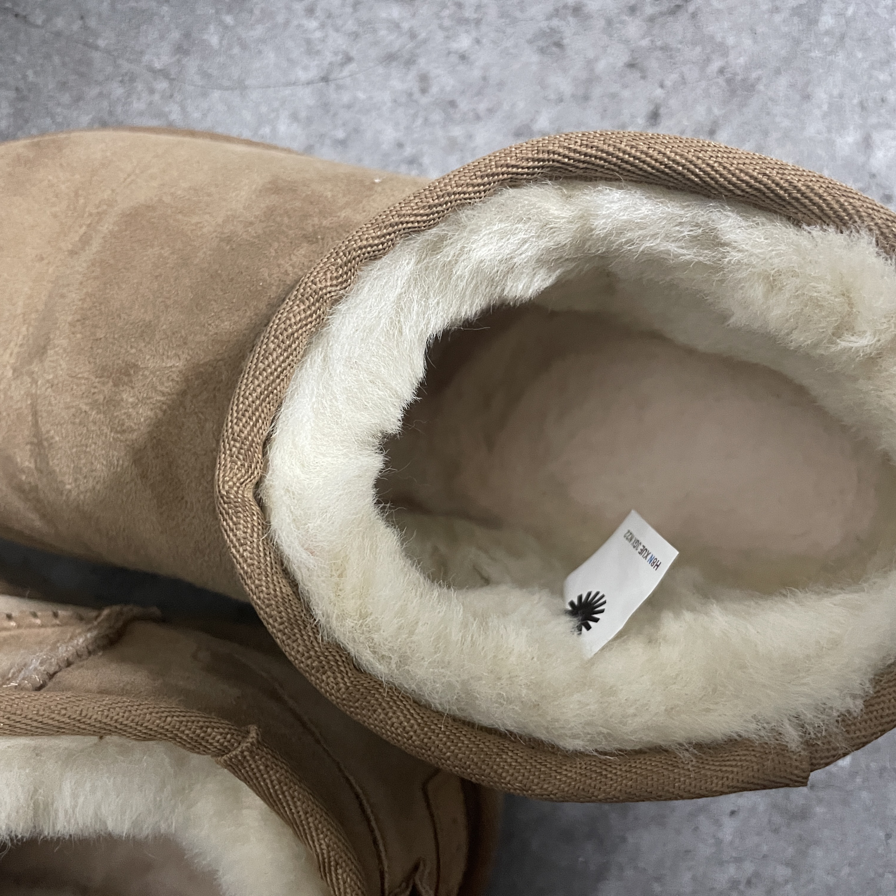 (W) UGG Classic Ultra Mini Boots Chestnut 착용 스타일 - 2