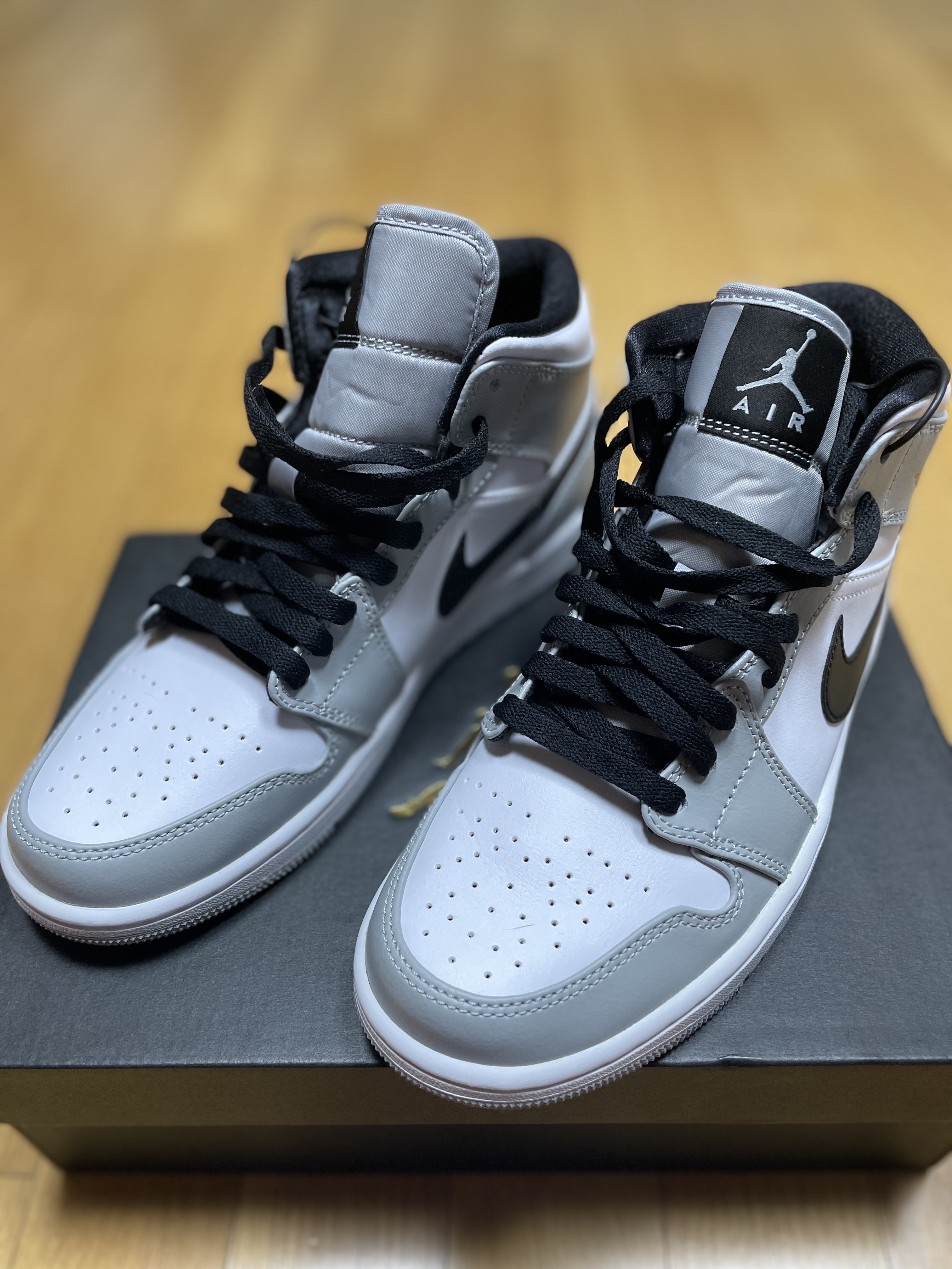 Jordan 1 Mid Light Smoke Grey 착용 스타일 - 2