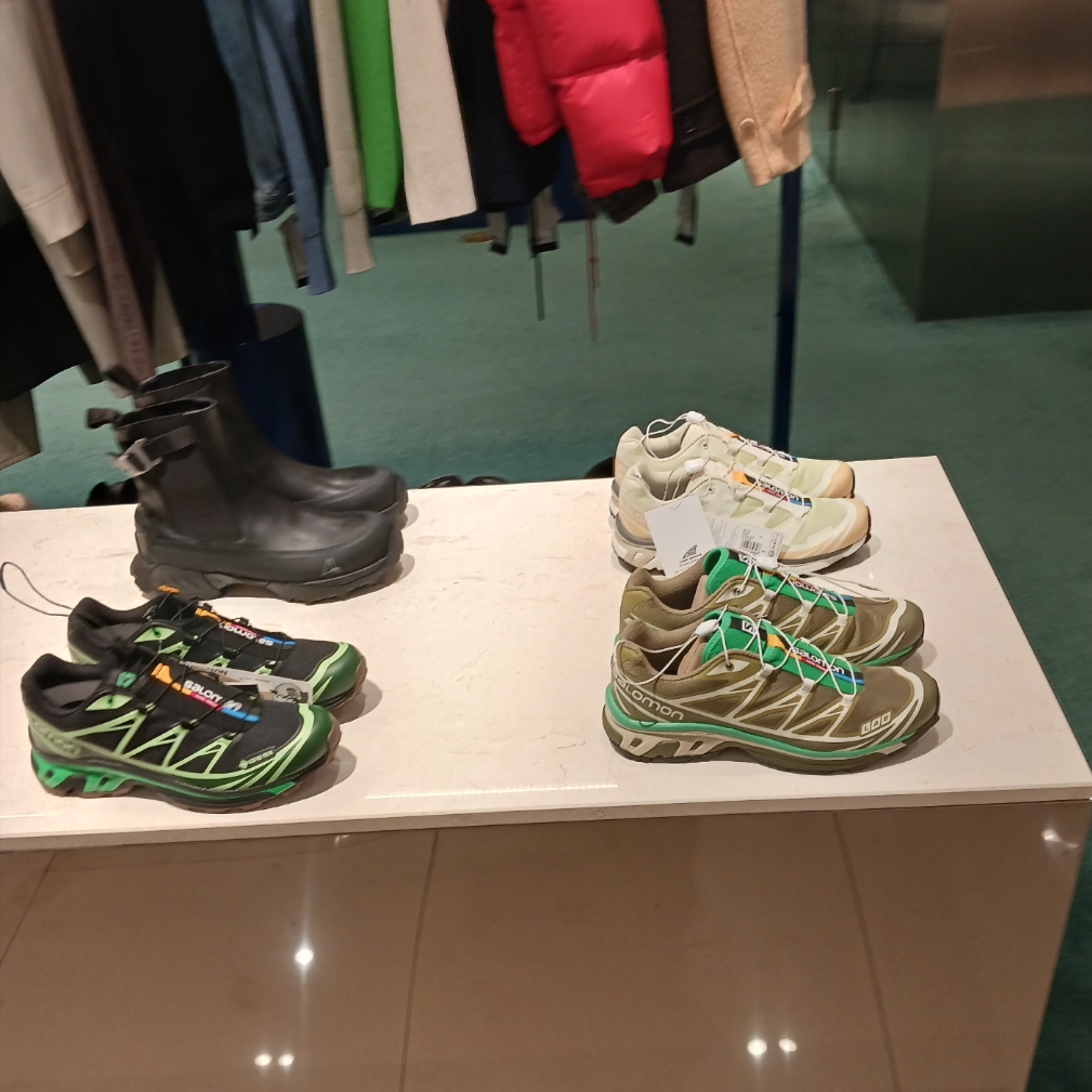 UGG Classic Mini Boots Chestnut, Salomon XT-6 GTX Black Eden 착용 스타일 - 2