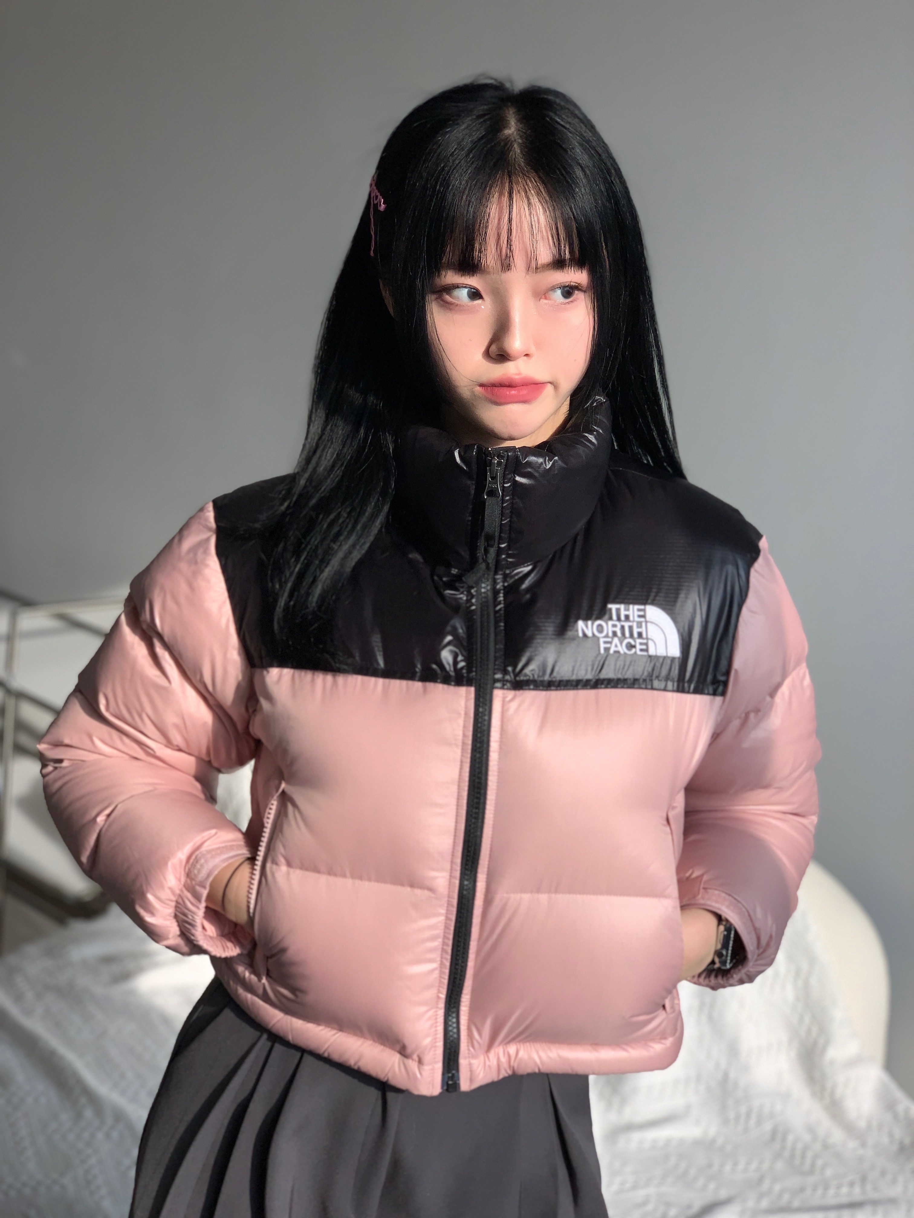 (W) 노스페이스 눕시 숏 자켓 파스텔 핑크, (W) 노스페이스 화이트 라벨 노벨티 눕시 다운 자켓 SE 핑크 착용 스타일 - 2