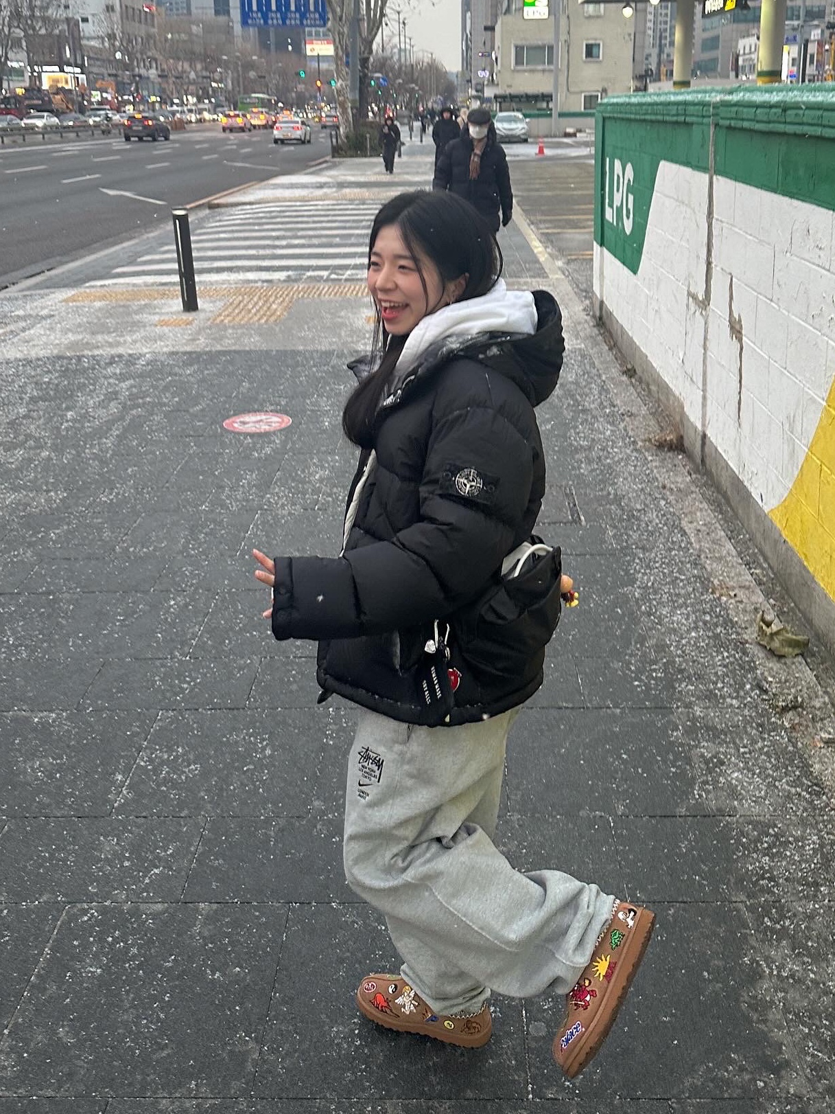 Supreme x Stone Island Painted Camo Crinkle Down Jacket Black - 20FW, UGG x Palace Tasman Slipper Chestnut 착용 스타일