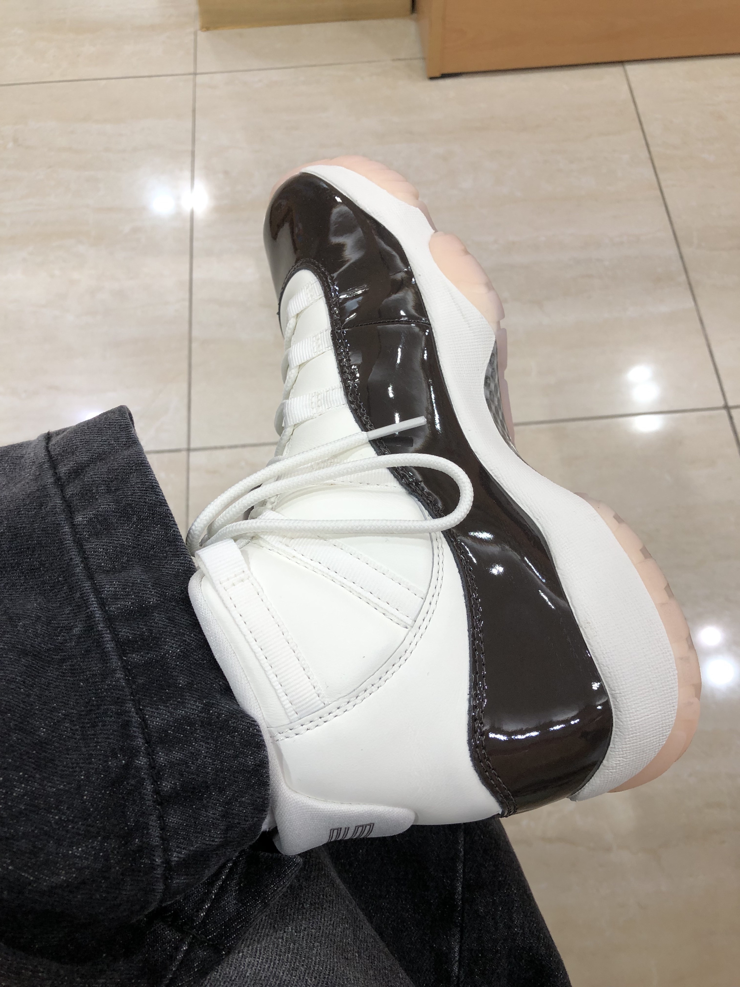 (W) Jordan 11 Retro Neapolitan, IAB Studio Hoodie Oatmeal Burgundy 착용 스타일 - 2
