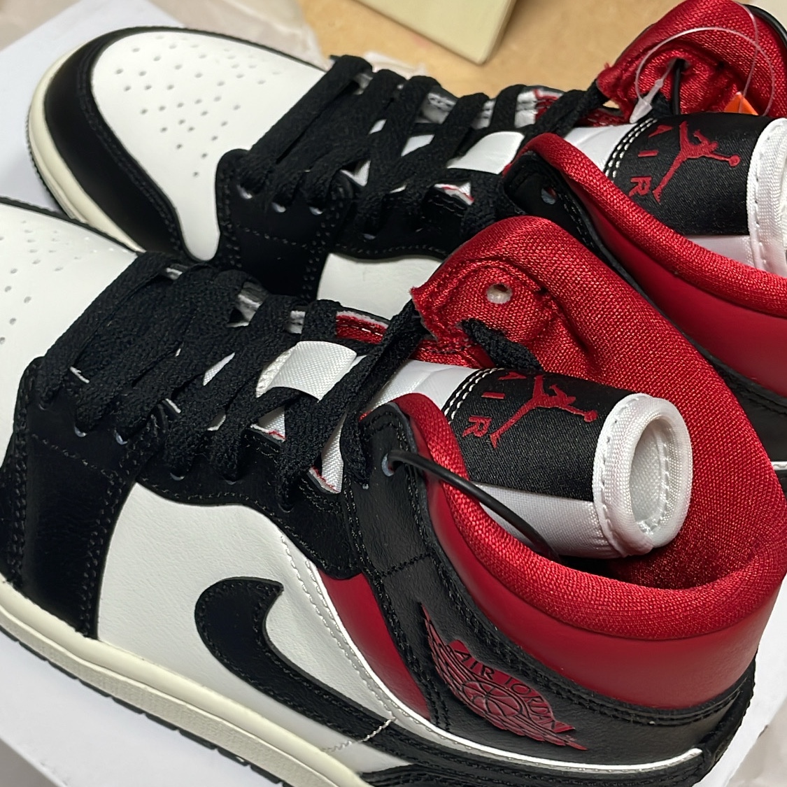 (W) Jordan 1 Mid Black Gym Red 착용 스타일 - 2