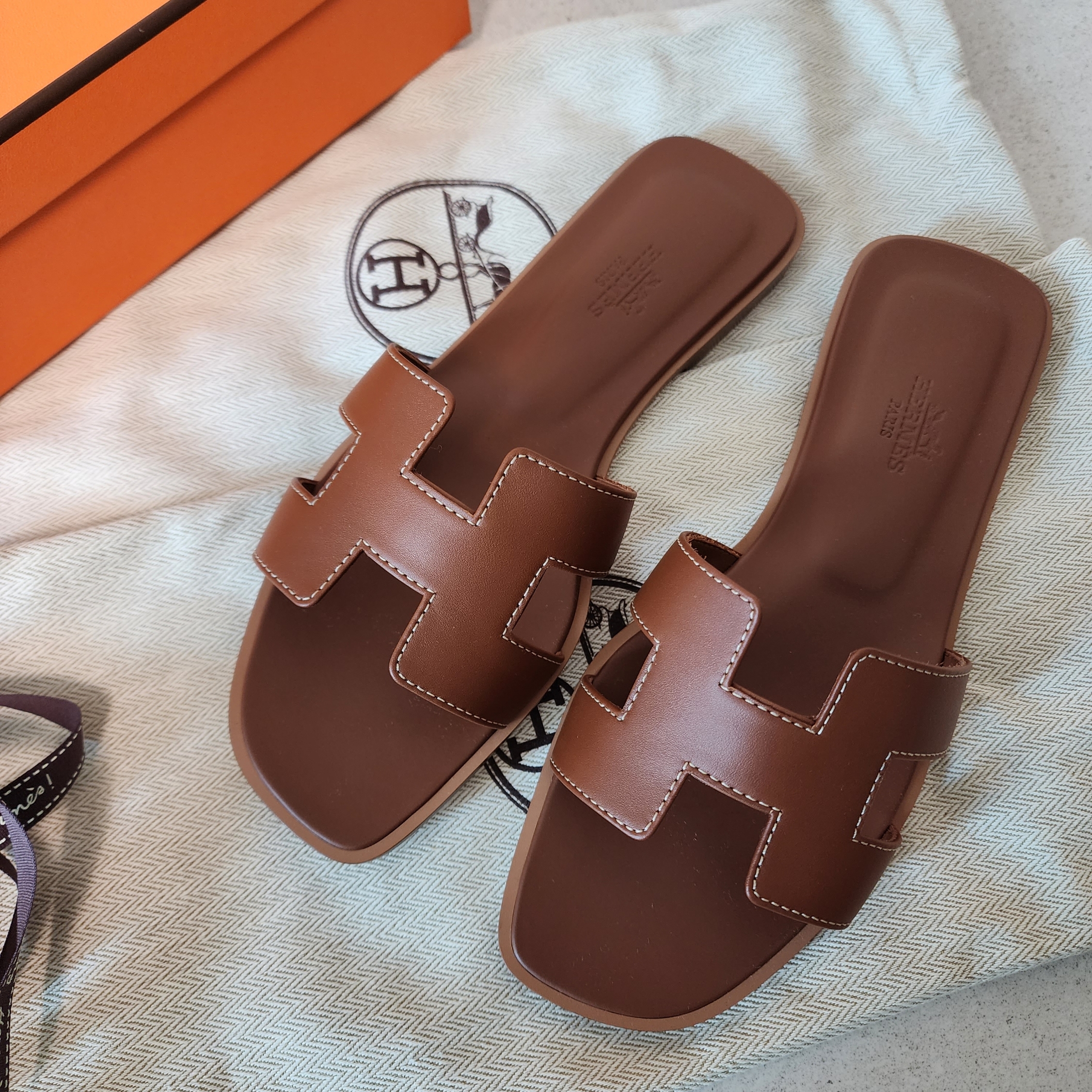 (W) Hermes Oran Sandal Calfskin & Gold Piqures Ecrues 착용 스타일 - 1
