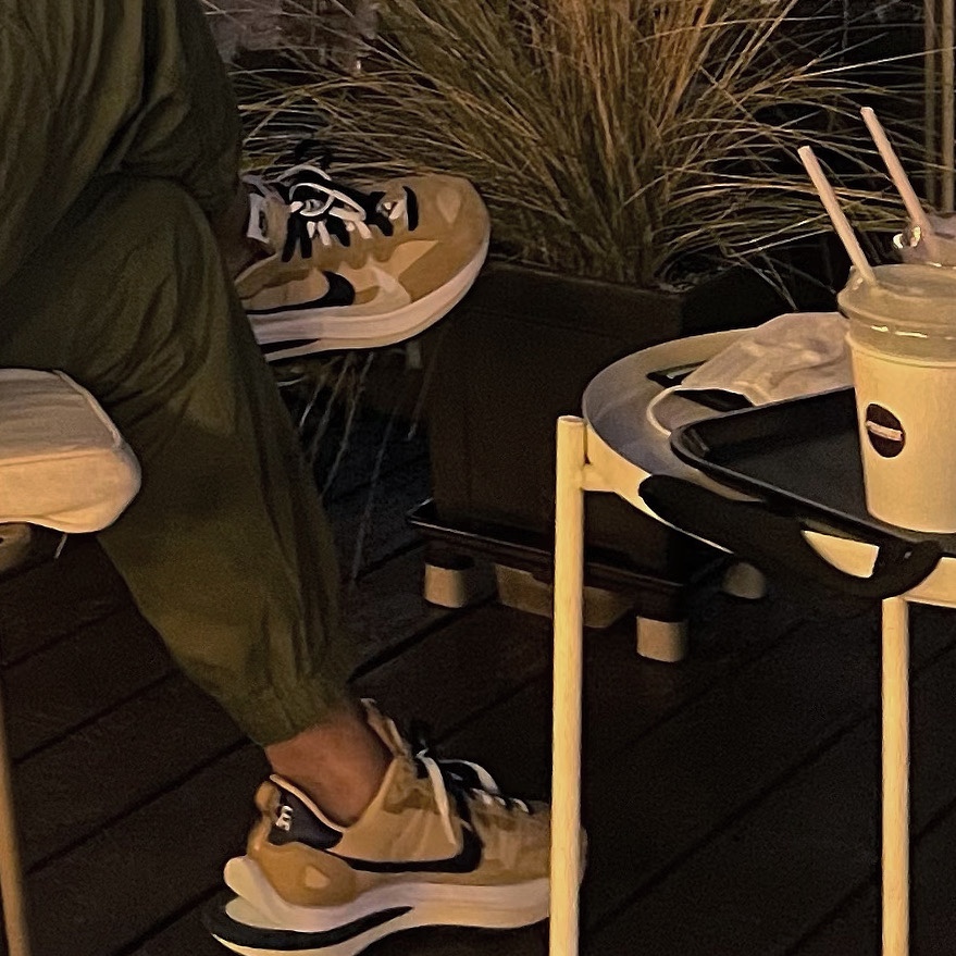 Nike x Sacai VaporWaffle Sesame and Blue Void 착용 스타일