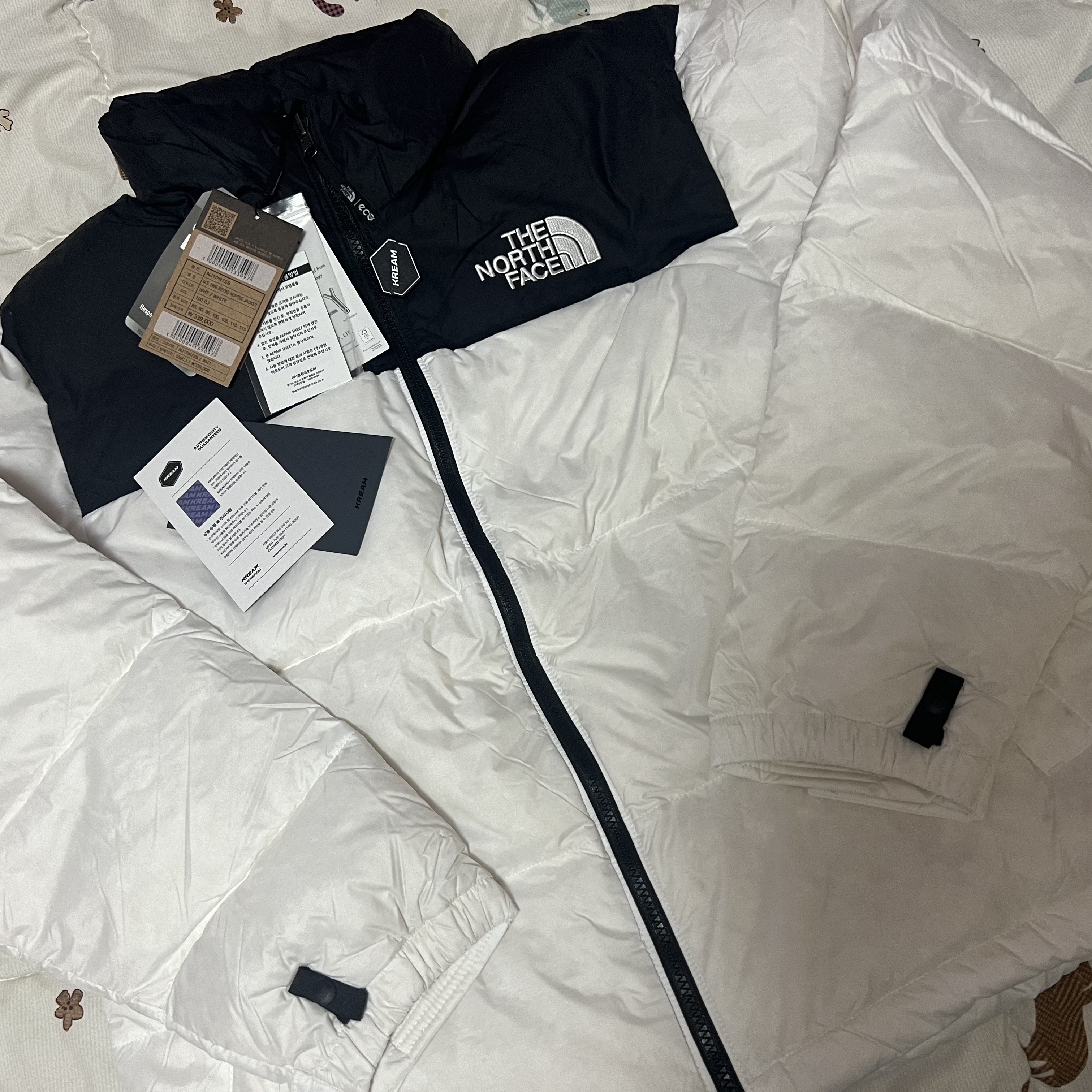 The North Face 1996 Eco Nuptse Jacket White 착용 스타일