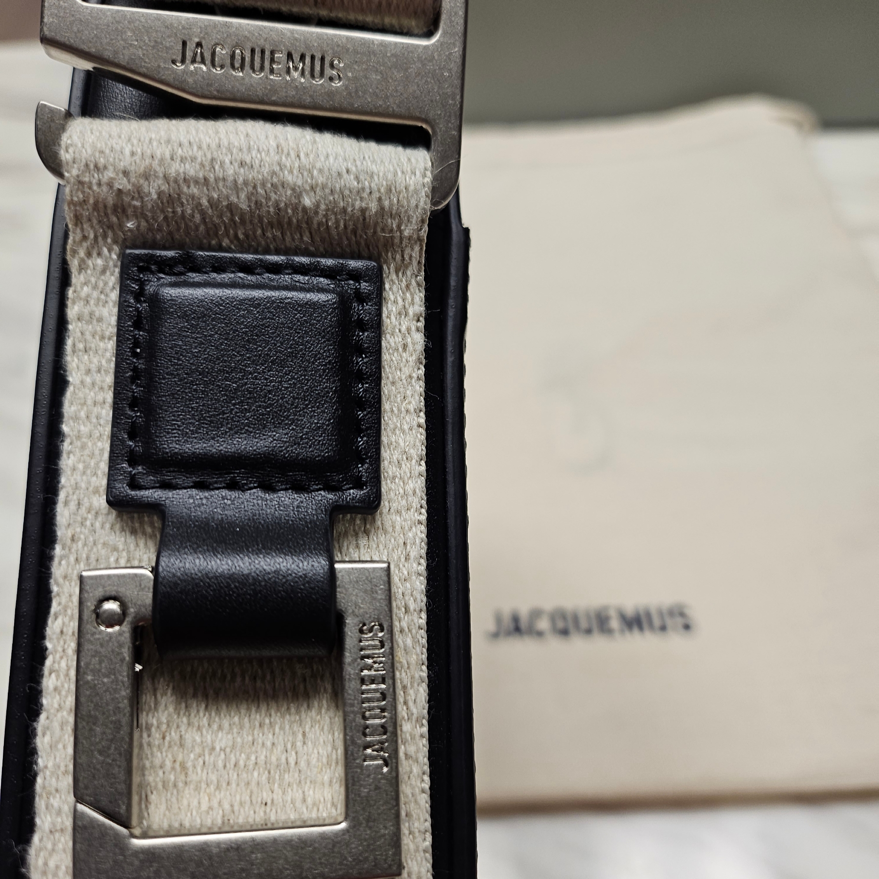 Jacquemus Le Cuerda Vertical Grosgrain Crossbody Bag Black 착용 스타일 - 2