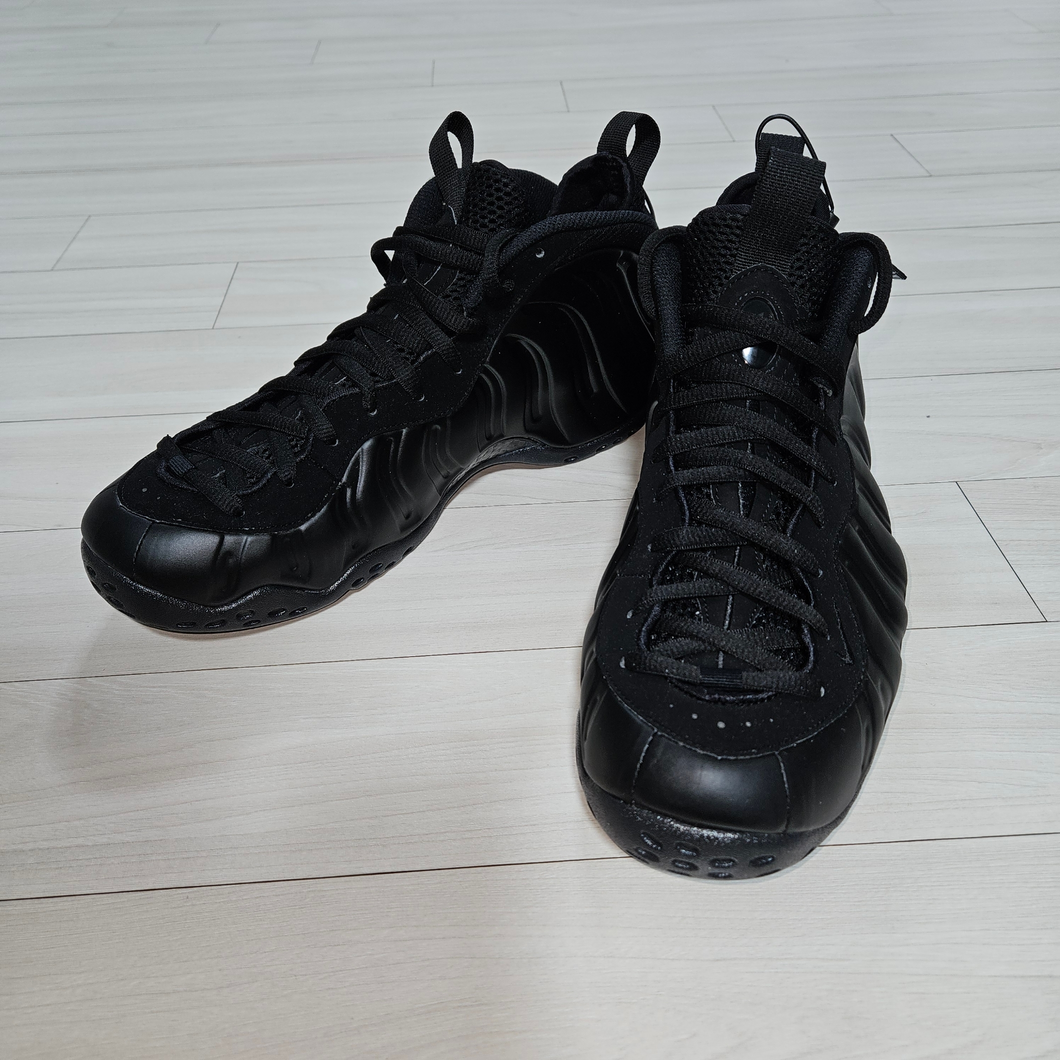 Nike Air Foamposite One Black Anthracite 착용 스타일 - 1