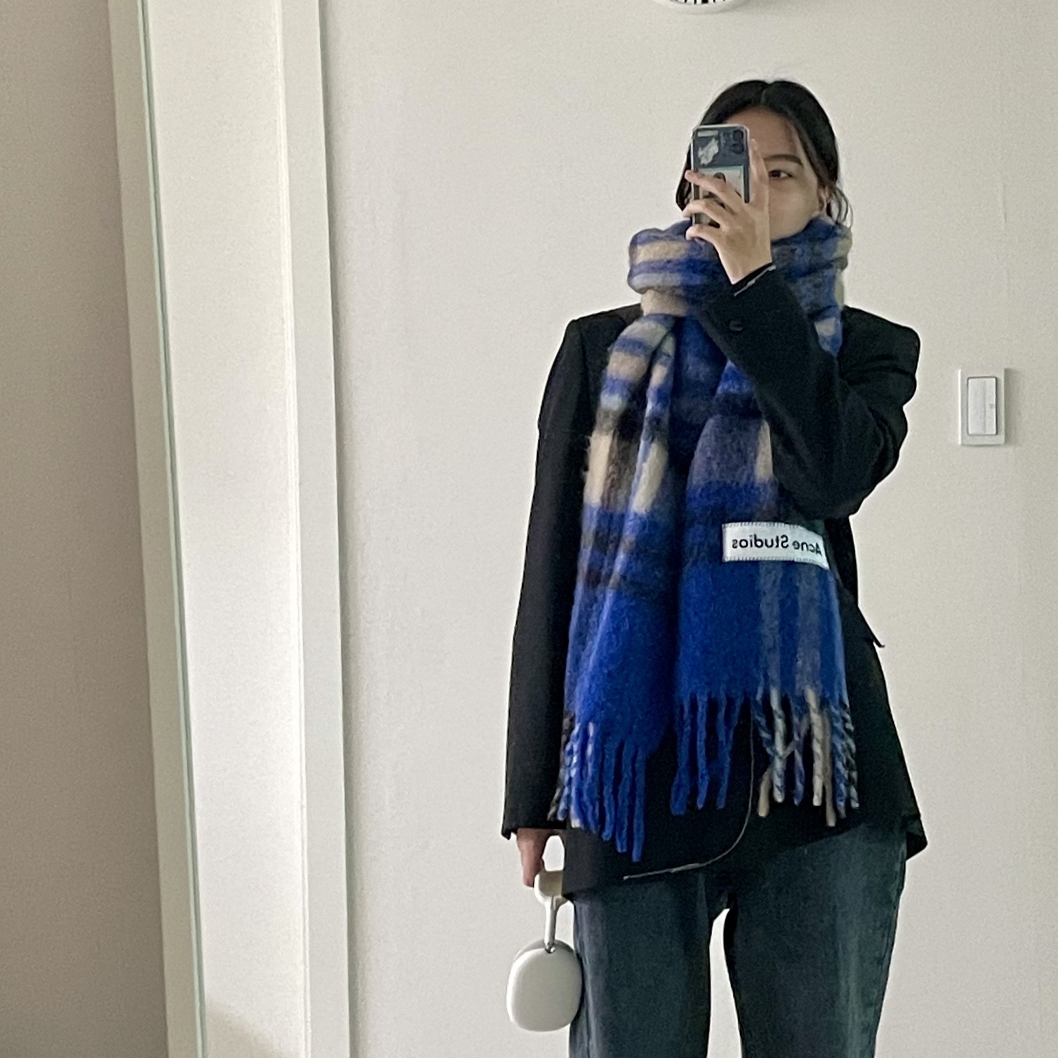 Acne Studios Mohair Tartan Muffler Electric Blue Beige, Zara x Ader Error Oversized Blazer Black 착용 스타일 - 1