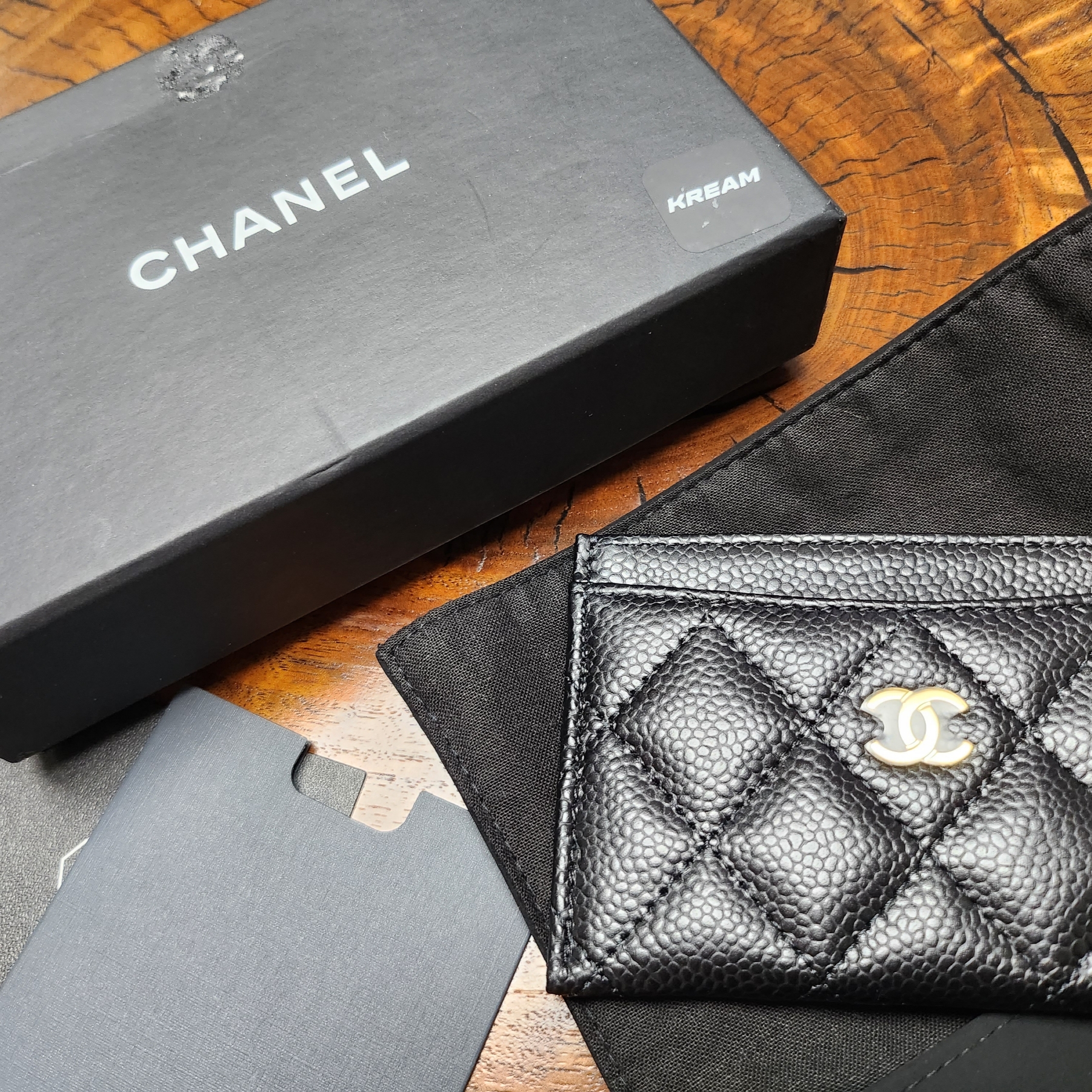 Chanel Classic Card Holder Grained Calfskin & Gold Black 착용 스타일 - 2