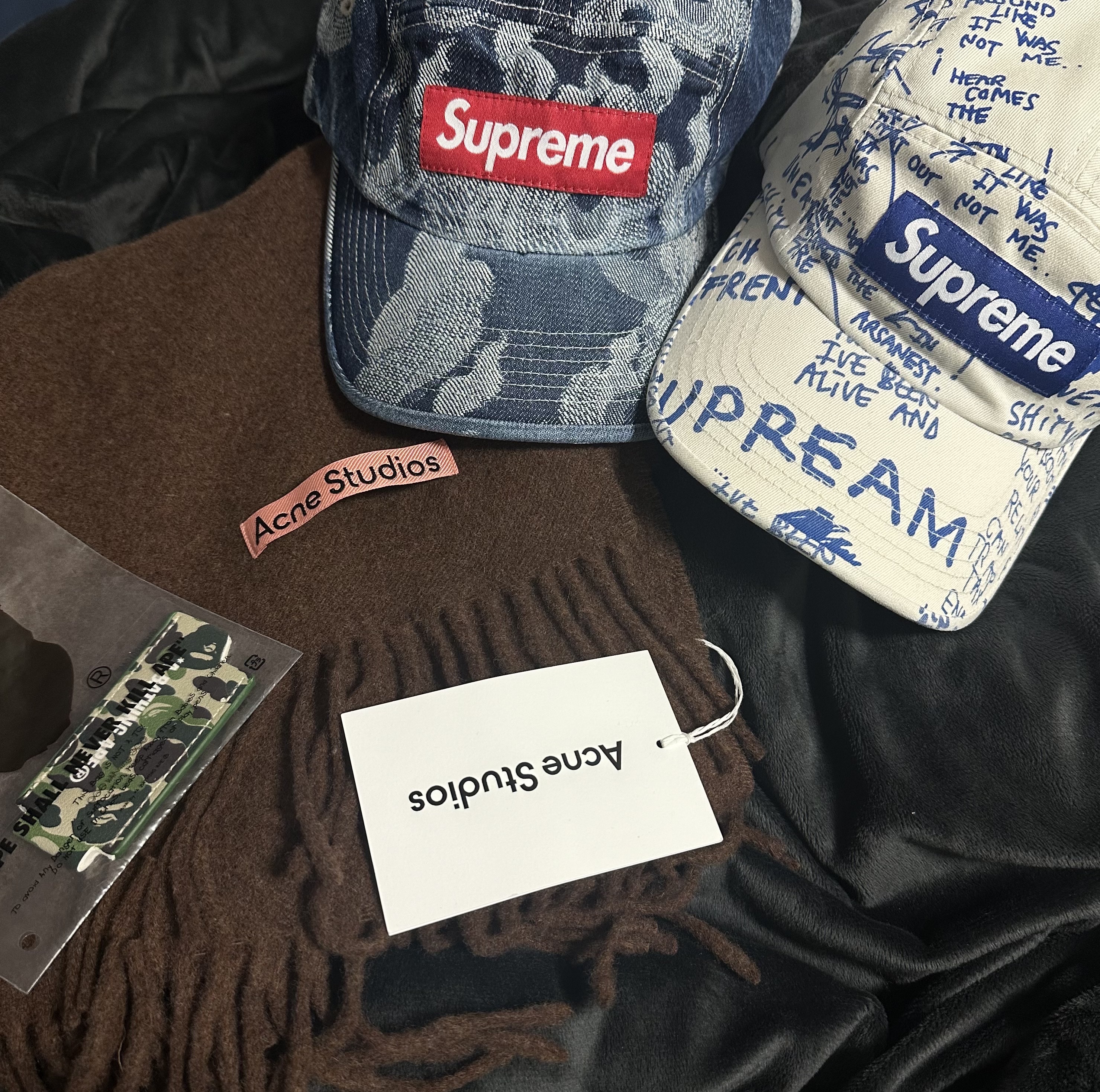 Supreme Flames Jacquard Denim Camp Cap Washed Indigo - 23SS, Supreme Gonz Poems Camp Cap White - 23SS 착용 스타일