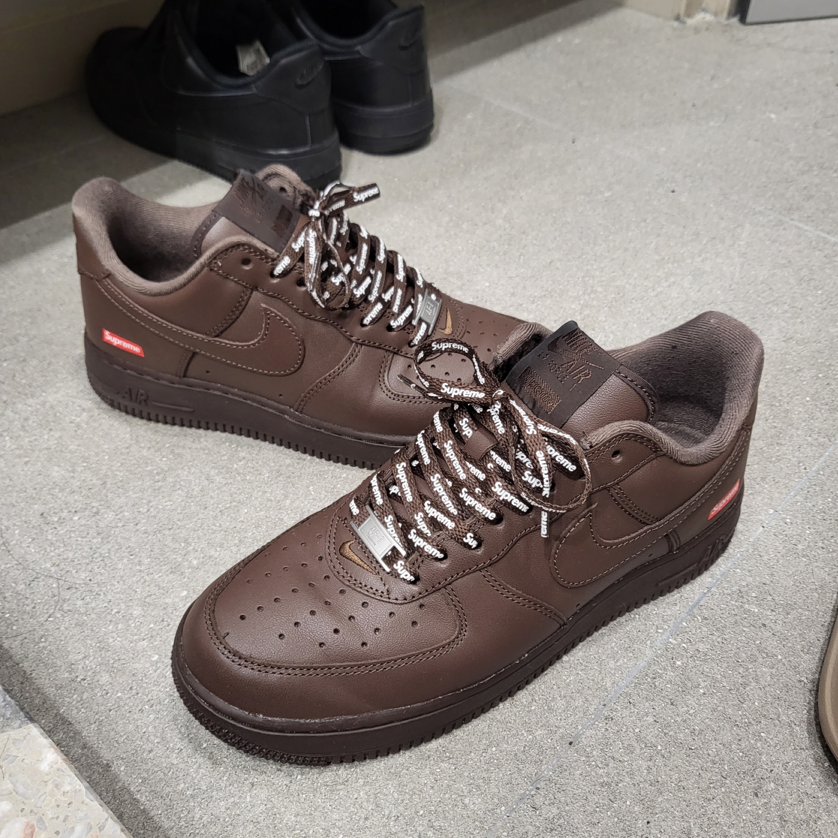Nike x Supreme Air Force 1 Low Baroque Brown 착용 스타일