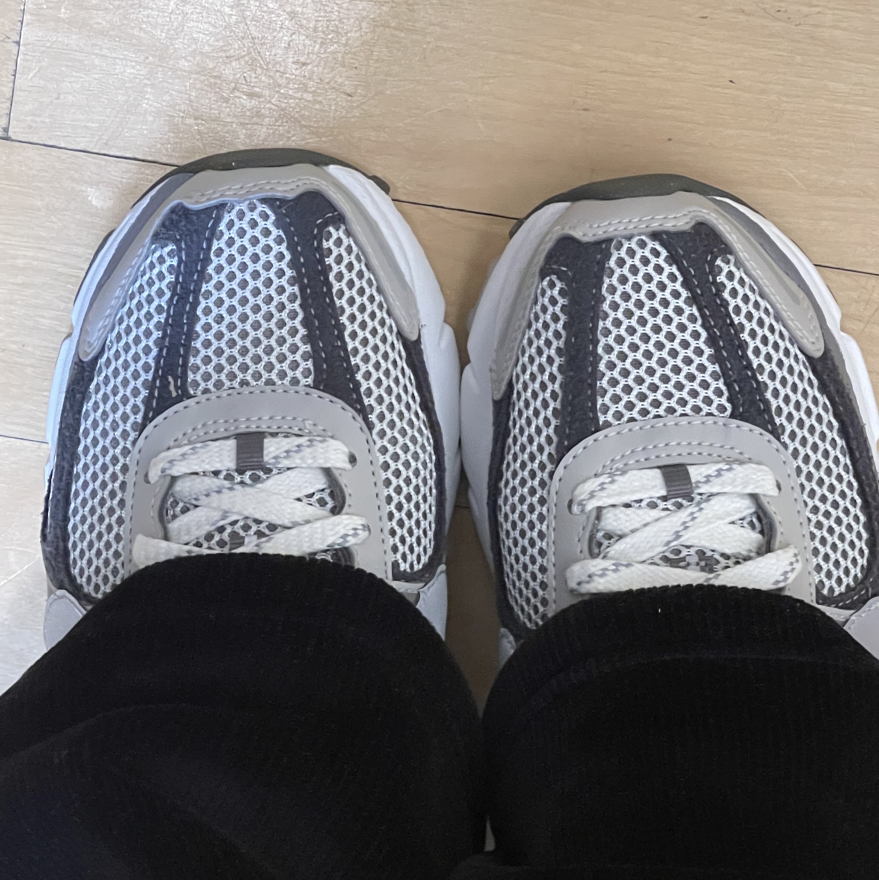 Nike Zoom Vomero 5 PRM Light Iron Ore and Flat Fewter 착용 스타일