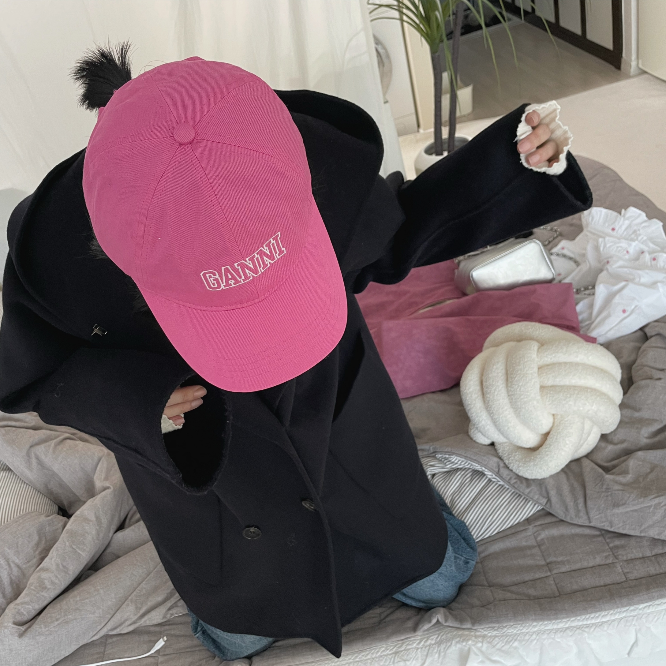 미우 미우 원더 마테라쎄 나파 레더 미니 호보백 세이지 그린, 샤넬 22 백팩 카프스킨 & 실버 메탈 블랙 착용 스타일 - 8