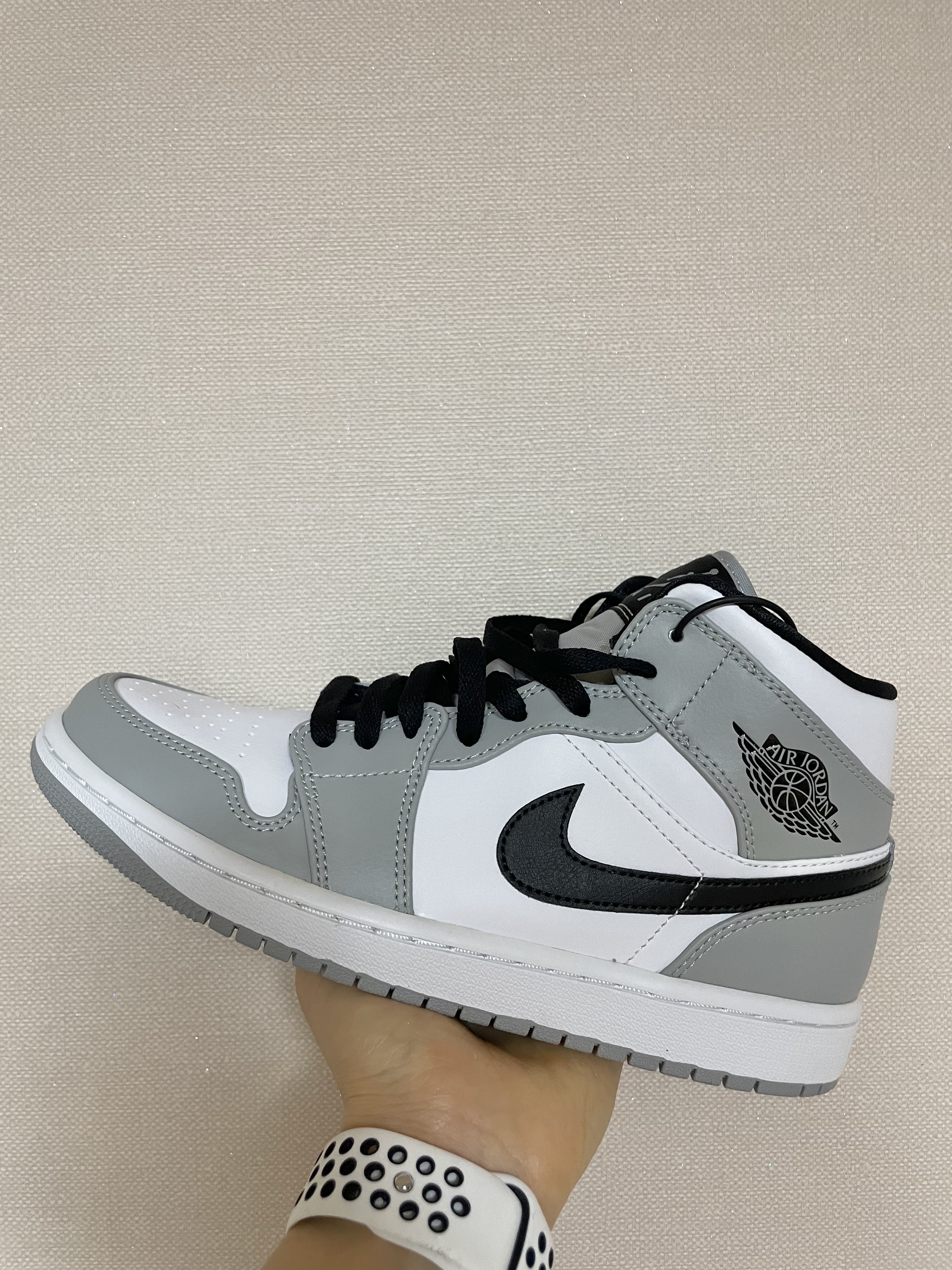 Jordan 1 Mid Light Smoke Grey 착용 스타일 - 1